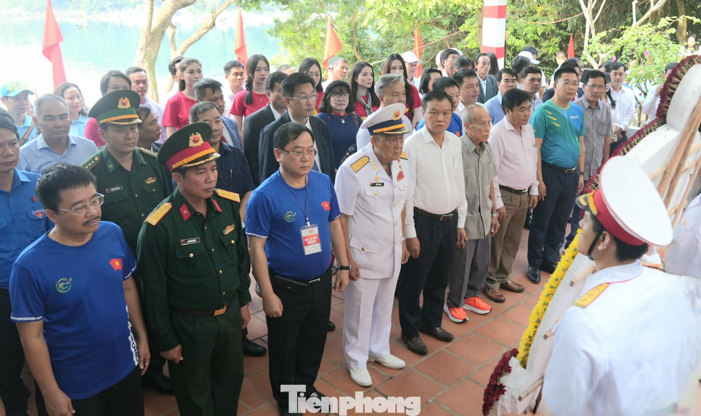 Lãnh đạo tỉnh Phú Yên, lãnh đạo thị xã Đông Hòa, cán bộ và chiến sĩ Ban chỉ huy quân sự, đại diện đoàn viên thanh niên thị xã Đông Hòa, các thành viên Ban tổ chức Giải Vô địch Quốc gia Marathon và cự ly dài báo Tiền Phong lần thứ 65 - năm 2024 (Tiền Phong Marathon 2024), đại diện các đơn vị tài trợ và đại diện các vận động viên (VĐV), cùng hoa hậu, á hậu và người đẹp dâng hương tại đền thờ các anh hùng liệt sĩ đoàn tàu Không số, bến Vũng Rô (Phú Yên). Lãnh đạo tỉnh Phú Yên, lãnh đạo thị xã Đông Hòa, cán bộ và chiến sĩ Ban chỉ huy quân sự, đại diện đoàn viên thanh niên thị xã Đông Hòa, các thành viên Ban tổ chức Giải Vô địch Quốc gia Marathon và cự ly dài báo Tiền Phong lần thứ 65 - năm 2024 (Tiền Phong Marathon 2024), đại diện các đơn vị tài trợ và đại diện các vận động viên (VĐV), cùng hoa hậu, á hậu và người đẹp dâng hương tại đền thờ các anh hùng liệt sĩ đoàn tàu Không số, bến Vũng Rô (Phú Yên).