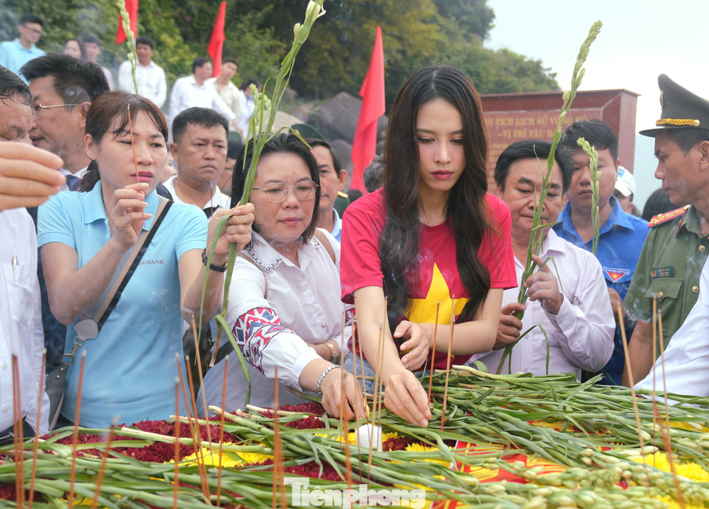 Á hậu 2 Hoa hậu Việt Nam 2022, Á hậu 2 Hoa hậu Liên lục địa 2023 Lê Nguyễn Ngọc Hằng rưng rưng trong phút mặc niệm, dâng hương và đặc biệt là lễ thả hoa tri ân các anh hùng, liệt sĩ của bến tàu Không số Vũng Rô. "Tôi cảm nhận sâu sắc hơn sự hi sinh của các thế hệ cha anh khi được đặt chân tới di tích lịch sử quốc gia Vũng Rô", Á hậu Ngọc Hằng nói. Á hậu 2 Hoa hậu Việt Nam 2022, Á hậu 2 Hoa hậu Liên lục địa 2023 Lê Nguyễn Ngọc Hằng rưng rưng trong phút mặc niệm, dâng hương và đặc biệt là lễ thả hoa tri ân các anh hùng, liệt sĩ của bến tàu Không số Vũng Rô. "Tôi cảm nhận sâu sắc hơn sự hi sinh của các thế hệ cha anh khi được đặt chân tới di tích lịch sử quốc gia Vũng Rô", Á hậu Ngọc Hằng nói.