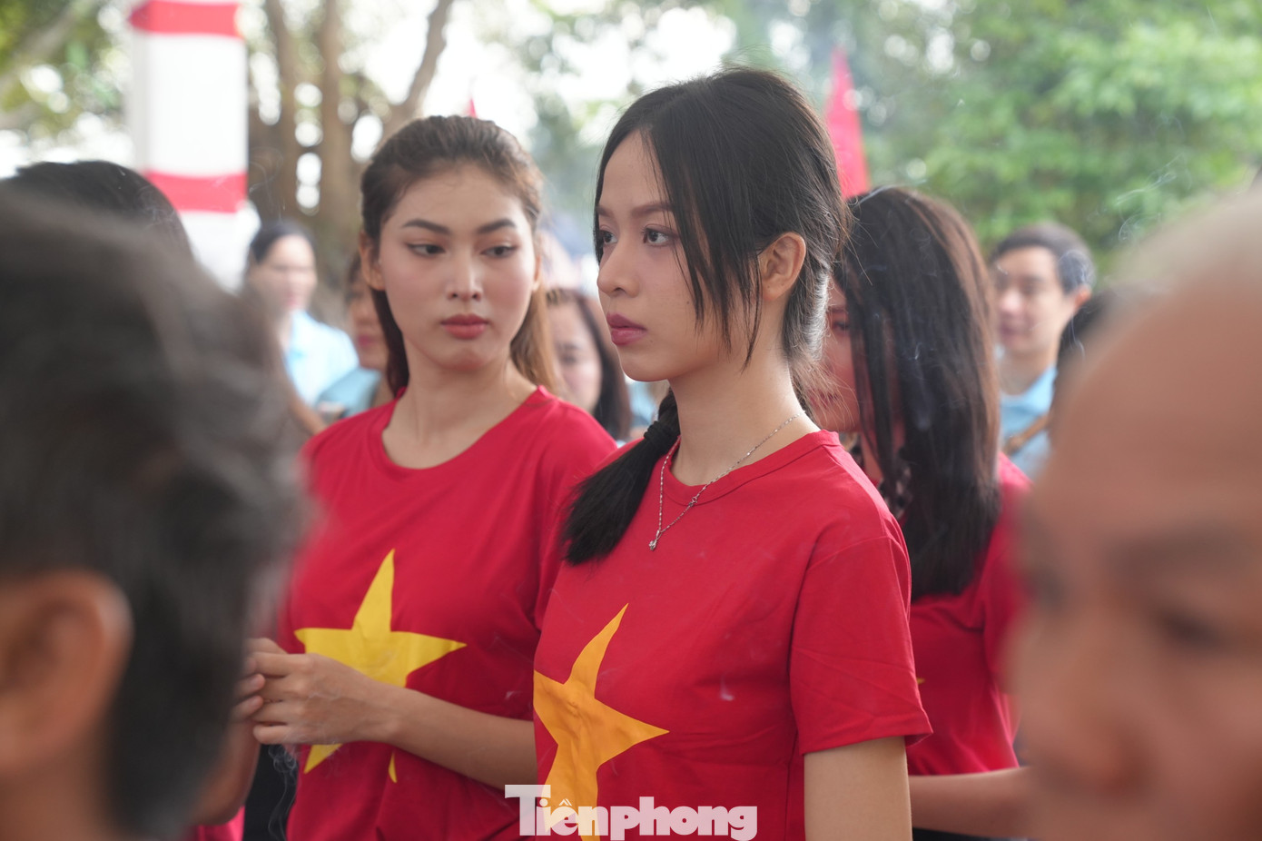 Hoa hậu Việt Nam 2022 Huỳnh Thị Thanh Thủy cho biết, cô được nghe kể rất nhiều về huyền thoại tàu Không số vịnh Vũng Rô nhưng hôm nay mới được gặp nhân chứng - anh hùng Hồ Đắc Thạnh - trong đoàn tri ân, tưởng niệm các anh hùng liệt sĩ ở bến tàu Không số Vũng Rô. Hoa hậu Việt Nam 2022 Huỳnh Thị Thanh Thủy cho biết, cô được nghe kể rất nhiều về huyền thoại tàu Không số vịnh Vũng Rô nhưng hôm nay mới được gặp nhân chứng - anh hùng Hồ Đắc Thạnh - trong đoàn tri ân, tưởng niệm các anh hùng liệt sĩ ở bến tàu Không số Vũng Rô.