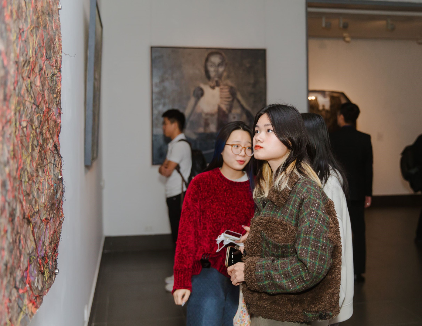 Công chúng chiêm ngưỡng 8 bức tranh thắng giải cùng các tác phẩm đặc sắc khác của cuộc thi. Các tác phẩm được lựa chọn đa dạng về hình thức thể hiện như phun sơn xịt trên nắp capo, sơn dầu trên canvas, cà vạt, sáp dầu, đục lỗ… truyền tải nhiều thông điệp sâu sắc về con người, văn hóa và xã hội đương đại.