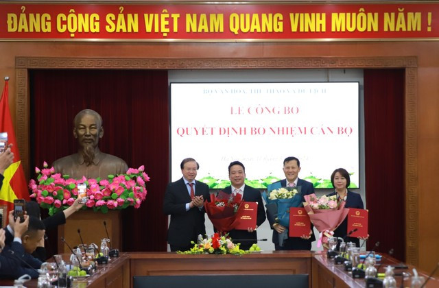 Thứ trưởng Bộ VHTTDL Tạ Quang Đông trao quyết định bổ nhiệm cho ba cán bộ. Ảnh: Thế Công Thứ trưởng Bộ VHTTDL Tạ Quang Đông trao quyết định bổ nhiệm cho ba cán bộ. Ảnh: Thế Công