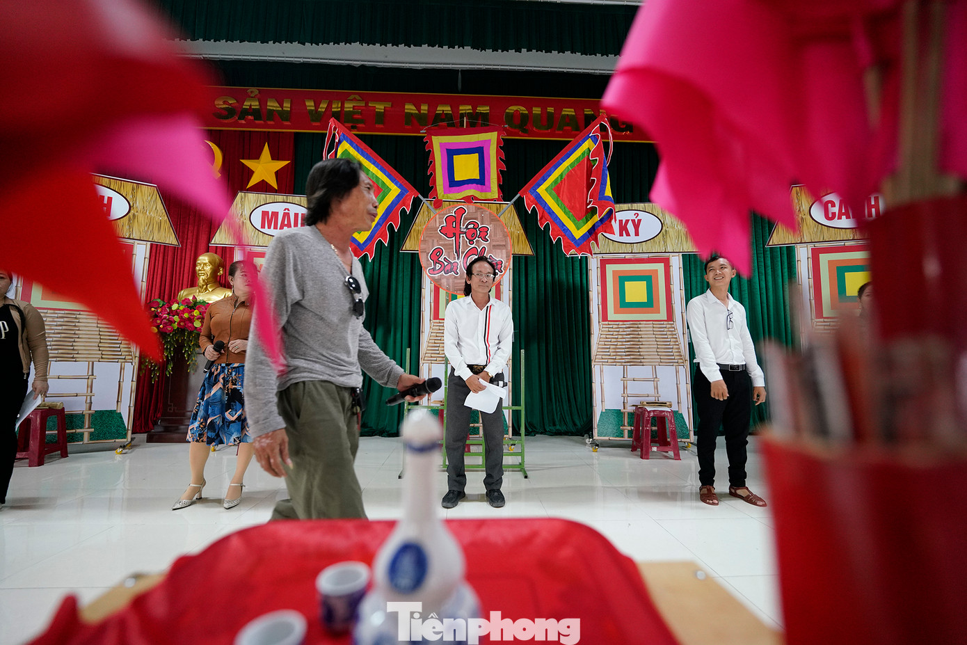 Việc trao truyền di sản đối với bài chòi gặp khó khăn nhất định, do nhiều người trẻ ưa thích loại hình giải trí hiện đại nên chưa tìm hiểu để thấy được hết giá trị và sự hấp dẫn của bài chòi. Không gian ven biển, nông nghiệp là nơi phát sinh bài chòi dân gian ngày nay biến đổi không ngừng, khiến cho việc thực hành ngày càng khó khăn hơn. Tuy nhiên, nghệ nhân bài chòi cho biết, lãnh đạo tỉnh Phú Yên và chính quyền cơ sở rất quan tâm tới việc truyền dạy, phát triển bài chòi ở các nghệ nhân trẻ kế cận. Ảnh: Phạm Nguyễn.