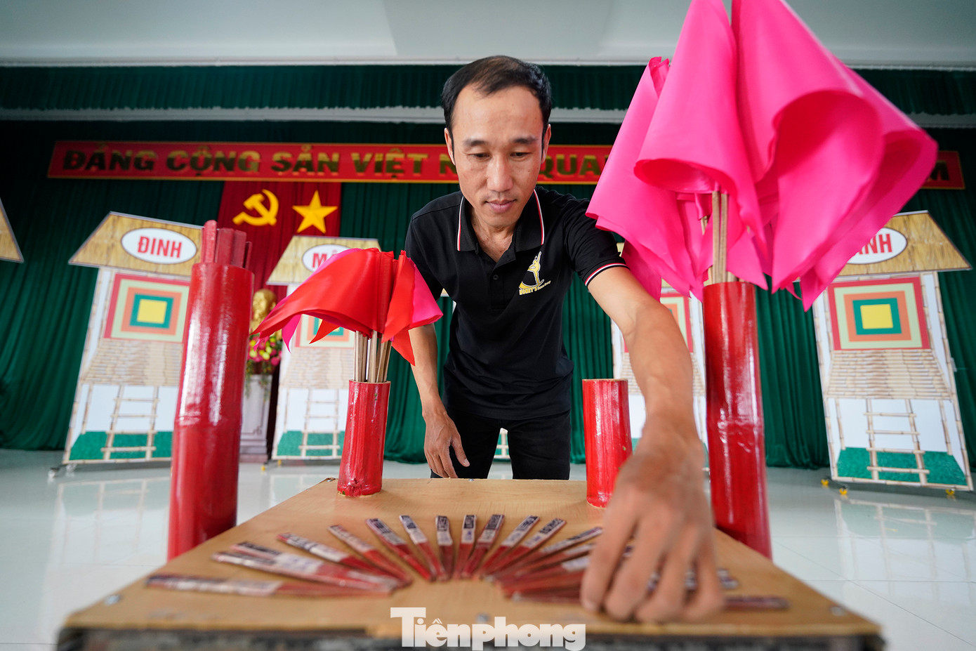 Bộ bài/thẻ bài gồm 27 hoặc 33 thẻ bài tỳ và 9 hoặc 11 thẻ bài con đều làm bằng tre, được vẽ hoặc dán hình mang ý nghĩa tượng trưng được ứng với mỗi câu thai và có tên gọi nôm na, như: Nhứt Nọc, Nhì Nghèo, Tam Quăng, Tứ Cẳng, Ba Gà, Bảy Thưa,… Bộ bài được chia làm 3 pho gồm pho văn, pho vạn và pho sách. Ảnh: Phạm Nguyễn.