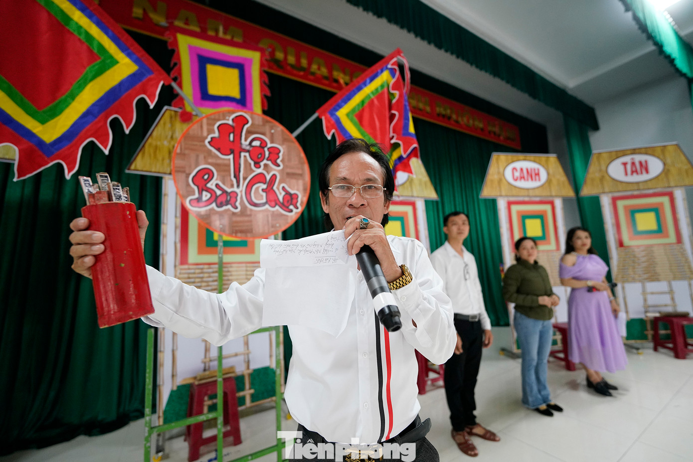 Nghệ nhân ưu tú Tuấn Minh cho biết, ở loại hình bài chòi dân gian, anh hiệu có vai trò rất quan trọng trong cuộc chơi bài chòi, thường là người có tài ứng đối “xuất khẩu thành thơ”, chất giọng khỏe, có tài diễn xuất, biết đặt câu thai sao cho phù hợp với lá bài một cách nhanh nhất, dí dỏm. Tuy nhiên giờ đây không còn bó hẹp ở một anh hiệu, có thể có nhiều hơn, thậm chí có cả chị hiệu - điều mà xưa kia không được phép. Ảnh: Phạm Nguyễn.