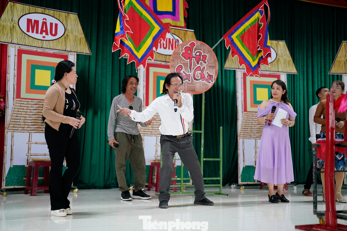 Đối với loại hình ca kịch bài chòi như ngày nay, tiết mục trình diễn thường chỉ gói gọn dưới 20 phút, nên các phần hô bài chòi, ca hát được phân bổ cho các nghệ nhân, diễn viên sao cho hấp dẫn và đặc sắc nhất. Từ bốn làn điệu bài chòi cổ, các nghệ nhân đưa thêm một số làn điệu mới làm phong phú hơn nghệ thuật bài chòi trong bối cảnh đương đại. Ảnh: Phạm Nguyễn.