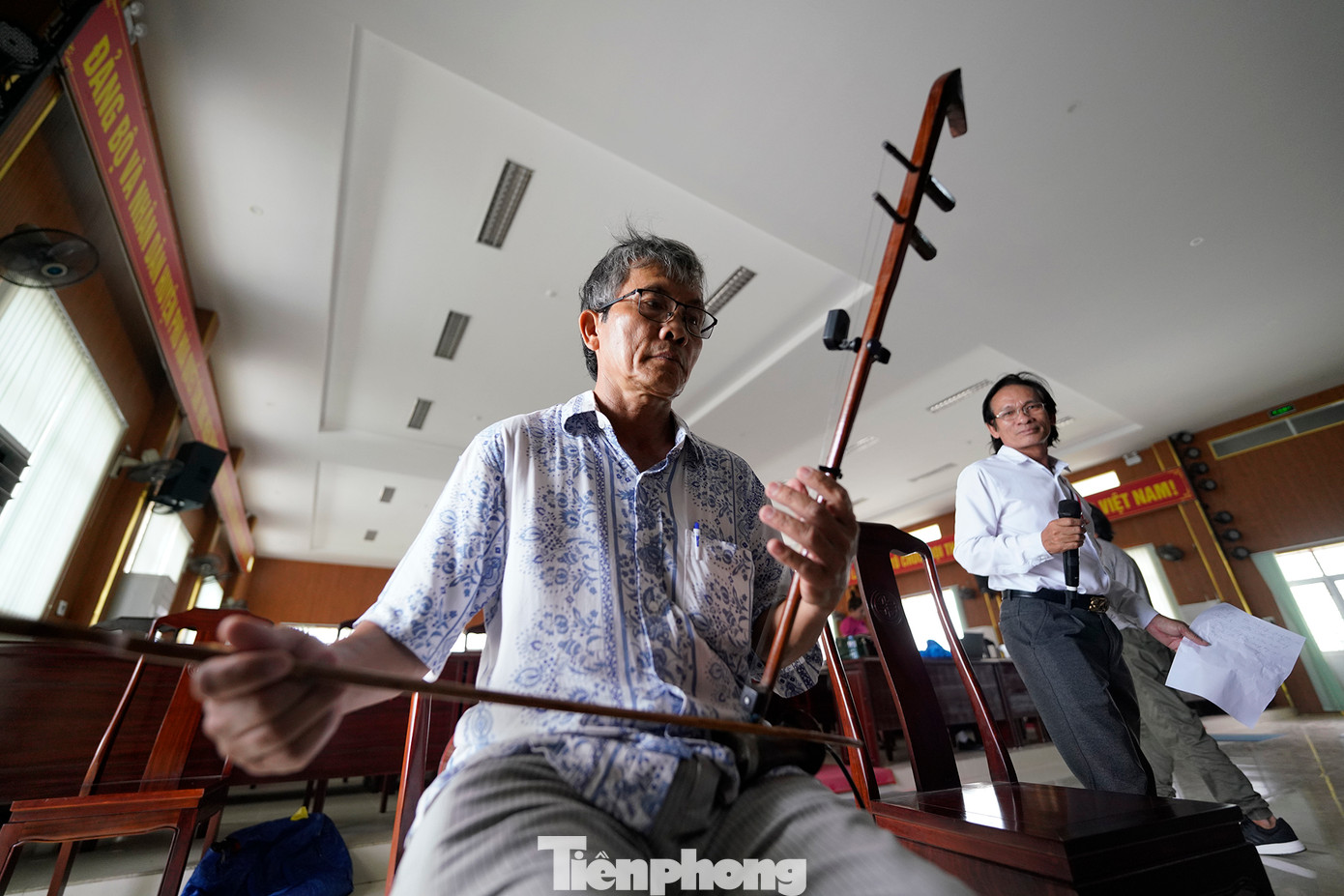 Bài chòi Phú Yên cũng bắt nguồn từ trò giải trí dân gian thô mộc, sau đó phát triển thành sân khấu hiện đại của ca kịch bài chòi như ngày nay. Người dân tham gia hội bài chòi được đáp ứng nhu cầu giải trí từ một trò chơi, được chiêu đãi tiệc âm nhạc - sự kết hợp giữa nhạc, ca và múa. Bên cạnh tinh thần chung của nghệ thuật bài chòi Trung bộ, bài chòi xứ Quảng, xứ Nẫu... đều do cộng đồng bản địa là người sở hữu và thực hành di sản gìn giữ, phát triển, vì thế mang đặc trưng riêng của từng vùng đất.
