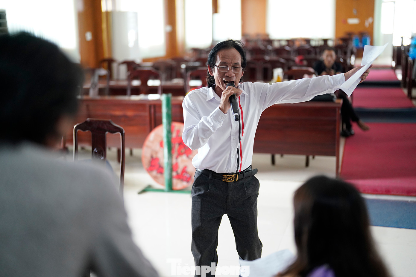 Nghệ nhân ưu tú Tuấn Minh thời trẻ đi biển mưu sinh, từ năm 2013 anh cộng tác với Nhà hát Ca múa nhạc dân gian Sao Biển để theo đuổi đam mê thuật dân dân gian, đặc biệt là bài chòi. Nghệ thuật bài chòi Trung bộ của Việt Nam được UNESCO ghi danh di sản văn hóa phi vật thể đại diện nhân loại vào cuối năm 2017. Tỉnh Phú Yên có nhiều chính sách bảo tồn, phát huy và trao truyền di sản.