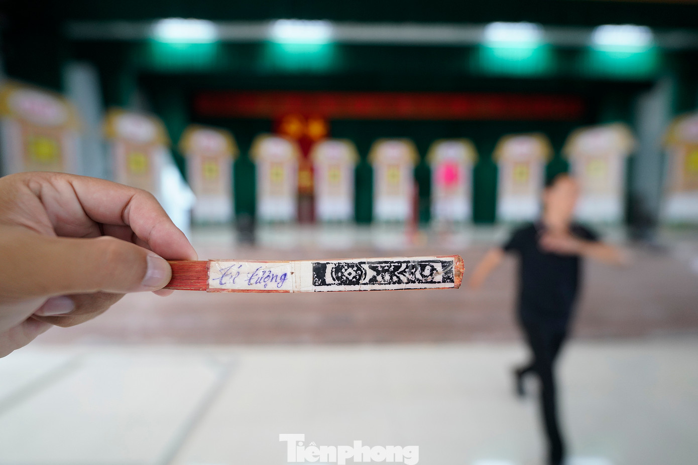 Bộ bài/thẻ bài gồm 27 hoặc 33 thẻ bài tỳ và 9 hoặc 11 thẻ bài con đều làm bằng tre, được vẽ hoặc dán hình mang ý nghĩa tượng trưng được ứng với mỗi câu thai và có tên gọi nôm na, như: Nhứt Nọc, Nhì Nghèo, Tam Quăng, Tứ Cẳng, Ba Gà, Bảy Thưa,… Bộ bài được chia làm 3 pho gồm pho văn, pho vạn và pho sách. Ảnh: Phạm Nguyễn.