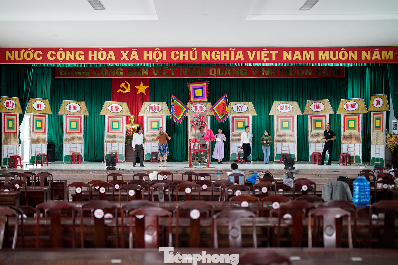 Ông Nguyễn Thành Sơn - Phó Giám đốc Trung tâm Văn hóa - Thể thao - Truyền thanh và Truyền hình huyện Phú Hòa, tỉnh Phú Yên, cho biết, huyện Phú Hòa được giao đảm trách tiết mục trình diễn di sản bài chòi trong Tuần Văn hóa - Du lịch Phú Yên năm 2024. Đây là một trong những hoạt động song hành nhân dịp Giải Vô địch Quốc gia Marathon và cự ly dài báo Tiền Phong lần thứ 65 - năm 2024 (Tiền Phong Marathon 2024). Nghệ nhân và các cộng tác viên tề tựu về huyện Phú Hòa, cùng nhau trau chuốt cho tiết mục phục vụ công chúng. Ảnh: Phạm Nguyễn.