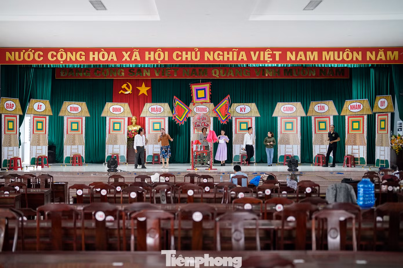 Ông Nguyễn Thành Sơn - Phó Giám đốc Trung tâm Văn hóa - Thể thao - Truyền thanh và Truyền hình huyện Phú Hòa, tỉnh Phú Yên, cho biết, huyện Phú Hòa được giao đảm trách tiết mục trình diễn di sản bài chòi trong Tuần Văn hóa - Du lịch Phú Yên năm 2024. Đây là một trong những hoạt động song hành nhân dịp Giải Vô địch Quốc gia Marathon và cự ly dài báo Tiền Phong lần thứ 65 - năm 2024 (Tiền Phong Marathon 2024). Nghệ nhân và các cộng tác viên tề tựu về huyện Phú Hòa, cùng nhau trau chuốt cho tiết mục phục vụ công chúng. Ảnh: Phạm Nguyễn.