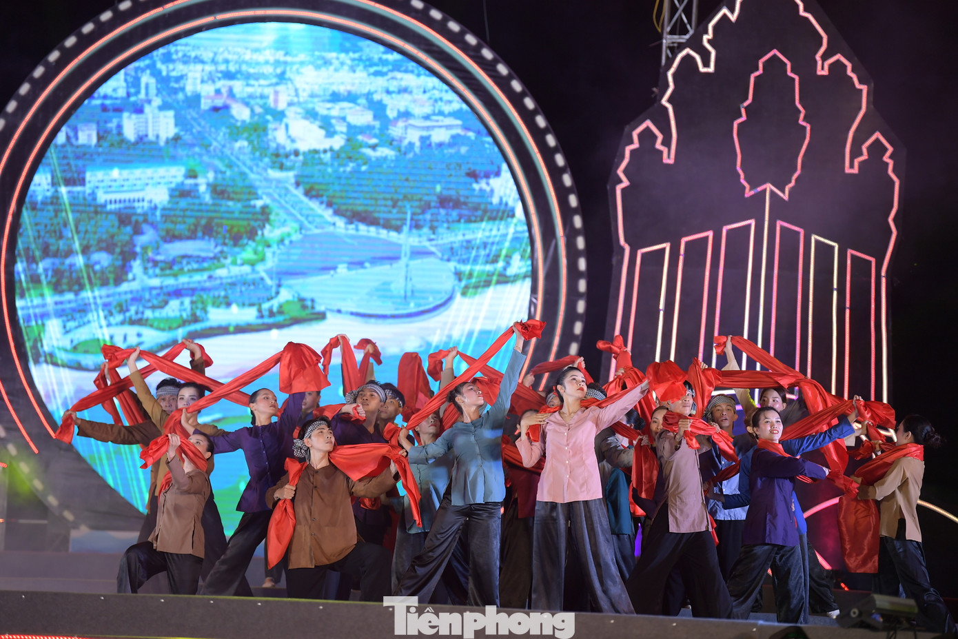 Chương trình nghệ thuật gồm ba chương: Giai điệu tự hào, Phú Yên điểm hẹn và Nồng nàn Phú Yên được đầu tư chỉn chu, quy mô nhằm khắc họa vùng đất và con người Phú Yên. Ở phần đầu, khán giả được sống lại cùng những trang sử hào hùng của đất nước, của Phú Yên nói riêng thông qua khúc tráng ca với những sáng tác, như: Đồng khởi Hòa Thịnh, Dậy mà đi, Quân tiên phong, Mùa xuân, Hát về anh, Khát vọng hùng cường…