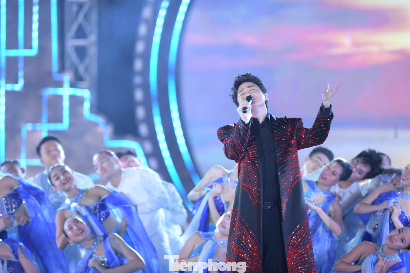 Divo Tùng Dương được khán giả Phú Yên nồng nhiệt chào đón qua hai ca khúc Biển hát chiều nay, Một vòng Việt Nam.