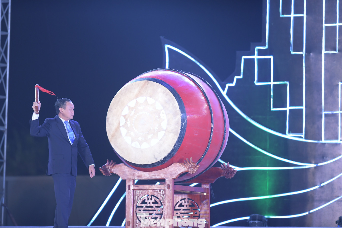 Gửi lời cảm ơn và chào mừng du khách trong nước và quốc tế đến với Phú Yên, ông Đào Mỹ - Phó Chủ tịch UBND tỉnh Phú Yên, đánh trống khai mạc Tuần Văn hóa - Du lịch Phú Yên 2024 “Về miền di sản Phú Yên”. Tuần Văn hóa - Du lịch năm 2024 diễn ra từ 30/3 đến 5/4, nhân dân và du khách được tham quan, thưởng lãm trình diễn di sản văn hóa phi vật thể kết hợp biểu diễn trang phục truyền thống đặc sắc, Hội chợ triển lãm Thương mại và Du lịch, Hội thi các ban nhạc Phú Yên, Lễ hội bia và ẩm thực cá ngừ đại dương …