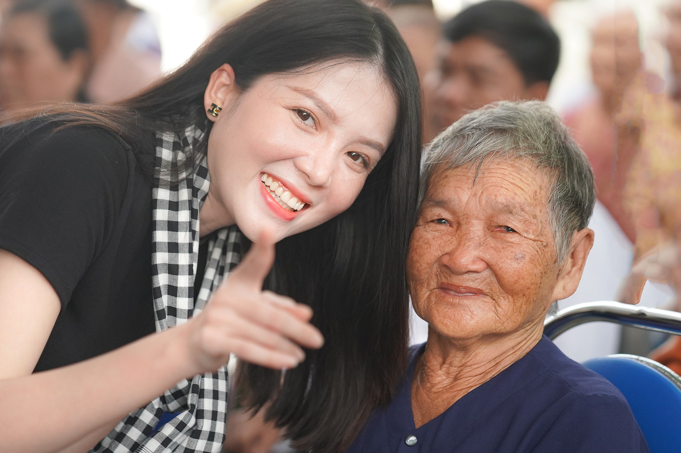 Á hậu 1 Hoa hậu Việt Nam 2022 Trịnh Thùy Linh và Hoa khôi Huỳnh Thúy Vi cùng đoàn công tác đến với nhiều gia đình chính sách, người dân có hoàn cảnh khó khăn tại xã An Hòa Hải, huyện Tuy An, tỉnh Phú Yên. Sự xuất hiện giản dị nhưng rạng rỡ của Á hậu Trịnh Thùy Linh và Hoa khôi Huỳnh Thúy Vi tiếp thêm năng lượng cho chuyến khám bệnh, tặng quà đầy ý nghĩa. Á hậu 1 Hoa hậu Việt Nam 2022 Trịnh Thùy Linh và Hoa khôi Huỳnh Thúy Vi cùng đoàn công tác đến với nhiều gia đình chính sách, người dân có hoàn cảnh khó khăn tại xã An Hòa Hải, huyện Tuy An, tỉnh Phú Yên. Sự xuất hiện giản dị nhưng rạng rỡ của Á hậu Trịnh Thùy Linh và Hoa khôi Huỳnh Thúy Vi tiếp thêm năng lượng cho chuyến khám bệnh, tặng quà đầy ý nghĩa.