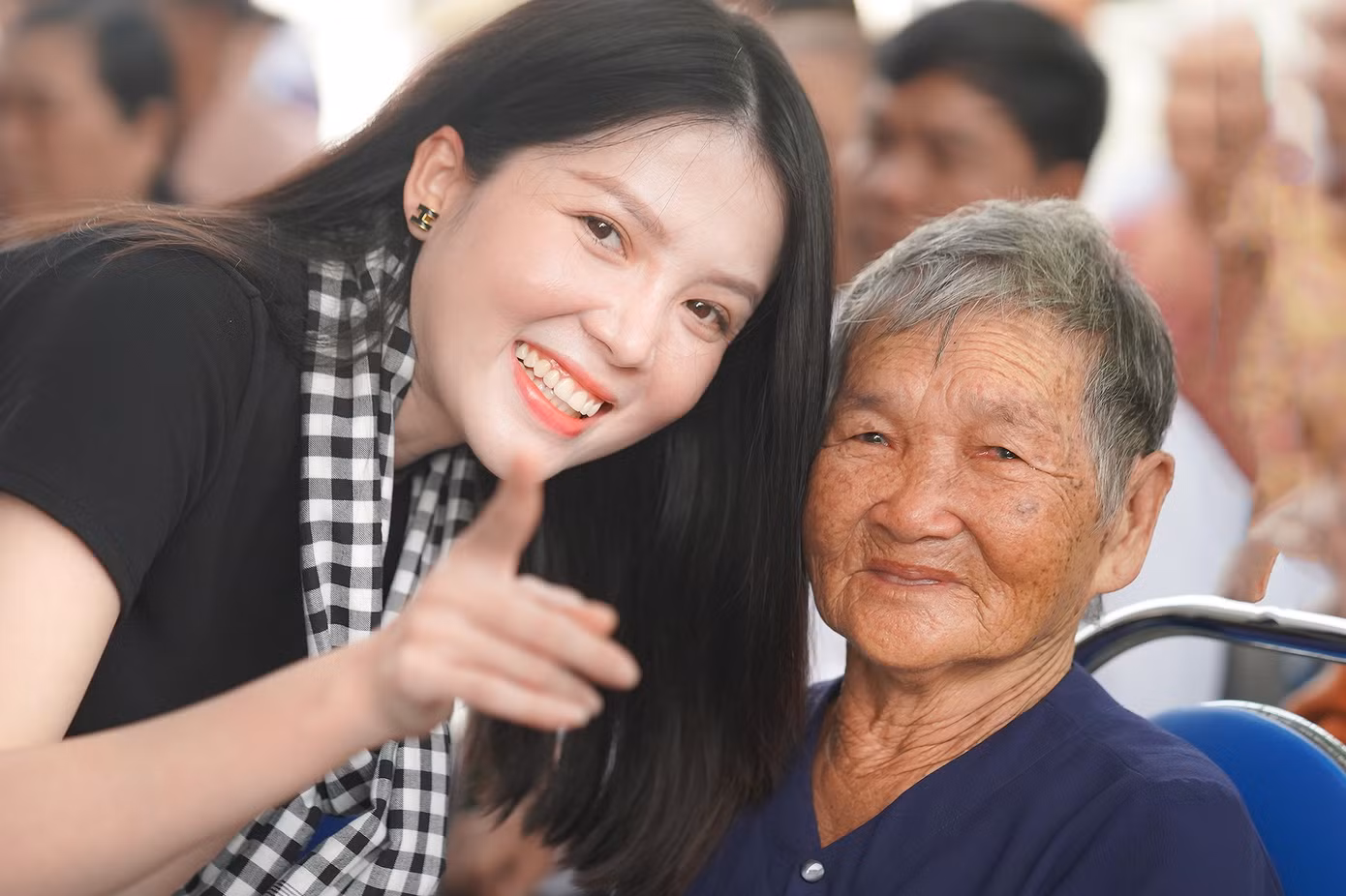 Á hậu 1 Hoa hậu Việt Nam 2022 Trịnh Thùy Linh và Hoa khôi Huỳnh Thúy Vi cùng đoàn công tác đến với nhiều gia đình chính sách, người dân có hoàn cảnh khó khăn tại xã An Hòa Hải, huyện Tuy An, tỉnh Phú Yên. Sự xuất hiện giản dị nhưng rạng rỡ của Á hậu Trịnh Thùy Linh và Hoa khôi Huỳnh Thúy Vi tiếp thêm năng lượng cho chuyến khám bệnh, tặng quà đầy ý nghĩa. Á hậu 1 Hoa hậu Việt Nam 2022 Trịnh Thùy Linh và Hoa khôi Huỳnh Thúy Vi cùng đoàn công tác đến với nhiều gia đình chính sách, người dân có hoàn cảnh khó khăn tại xã An Hòa Hải, huyện Tuy An, tỉnh Phú Yên. Sự xuất hiện giản dị nhưng rạng rỡ của Á hậu Trịnh Thùy Linh và Hoa khôi Huỳnh Thúy Vi tiếp thêm năng lượng cho chuyến khám bệnh, tặng quà đầy ý nghĩa.