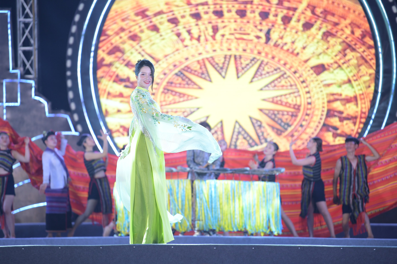 Với nụ cười rạng rỡ, Hoa khôi Huỳnh Thúy Vi giới thiệu trang phục áo dài lụa mềm mại với kỹ thuật dệt, may tôn lên vẻ đẹp hình thể của phụ nữ.