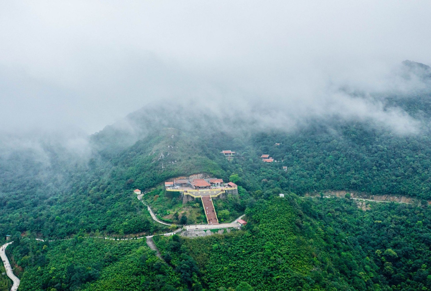 Di tích Ngọa Vân đang là điểm đến tâm linh được đầu tư bài bản để phục vụ du khách và Phật tử thập phương hành hương, chiêm bái. Di tích Ngọa Vân đang là điểm đến tâm linh được đầu tư bài bản để phục vụ du khách và Phật tử thập phương hành hương, chiêm bái.