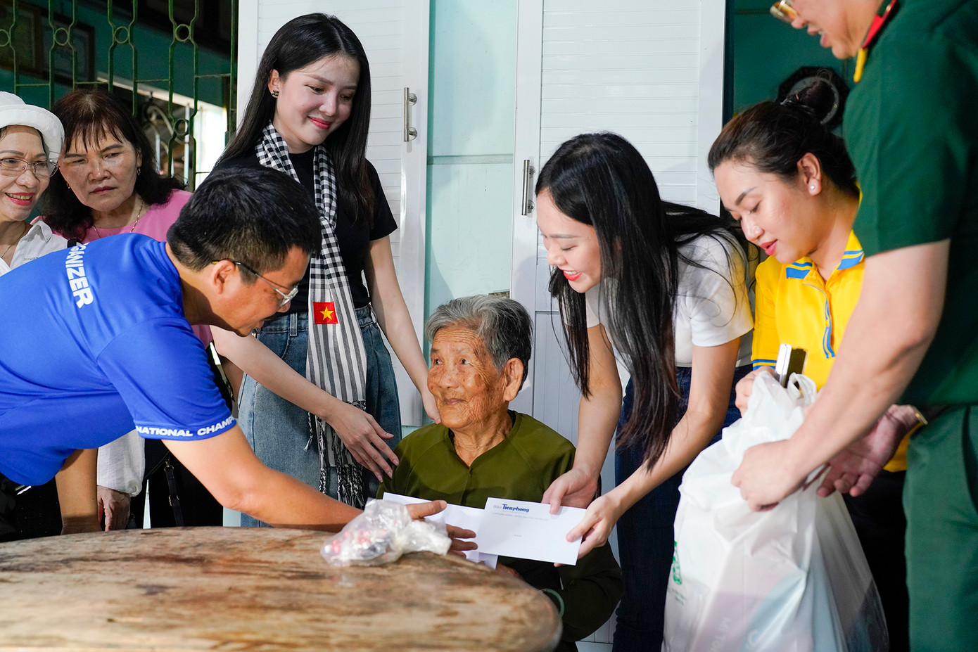 Nhà báo Vũ Tiến - Phó Tổng biên tập báo Tiền Phong, Phó trưởng Ban tổ chức Tiền Phong Marathon 2024, cùng đoàn công tác tặng quà thăm hỏi người có công, người dân có hoàn cảnh khó khăn sau khi các bác sĩ đã thăm bệnh, cấp thuốc. Nhà báo Vũ Tiến - Phó Tổng biên tập báo Tiền Phong, Phó trưởng Ban tổ chức Tiền Phong Marathon 2024, cùng đoàn công tác tặng quà thăm hỏi người có công, người dân có hoàn cảnh khó khăn sau khi các bác sĩ đã thăm bệnh, cấp thuốc.
