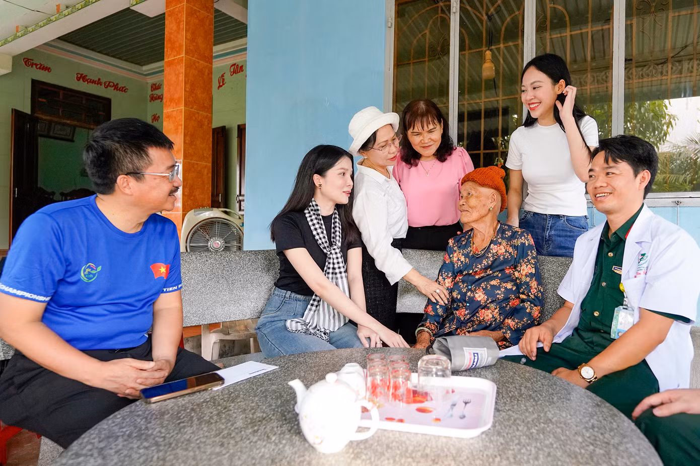 Hoa khôi Huỳnh Thúy Vi luôn biết cách lan tỏa năng lượng tích cực, trò chuyện gần gũi với người già, trẻ nhỏ. Thúy Vi nhiều mùa đồng hành với Tiền Phong Marathon, hạnh phúc được có mặt trong những hoạt động ý nghĩa như thế. Hoa khôi Huỳnh Thúy Vi luôn biết cách lan tỏa năng lượng tích cực, trò chuyện gần gũi với người già, trẻ nhỏ. Thúy Vi nhiều mùa đồng hành với Tiền Phong Marathon, hạnh phúc được có mặt trong những hoạt động ý nghĩa như thế.
