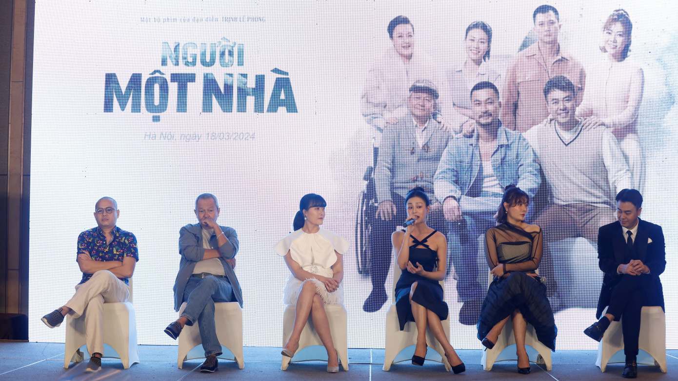 Đạo diễn Trịnh Lê Phong (trái) và dàn diễn viên Người một nhà. Ảnh: VFC. Đạo diễn Trịnh Lê Phong (trái) và dàn diễn viên Người một nhà. Ảnh: VFC.