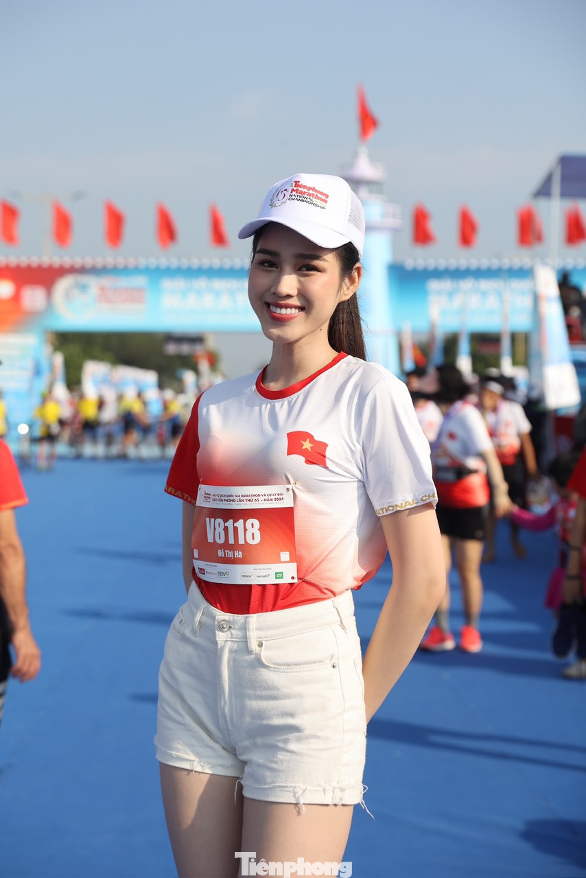 Hoa hậu Việt Nam 2020 Đỗ Thị Hà rạng rỡ ở Tiền Phong Marathon 2024. Đỗ Thị Hà luôn nổi bật với nhan sắc và đôi chân thẳng tắp. Cô hào hứng tiếp tục đồng hành với Tiền Phong Marathon, bởi mỗi năm tổ chức lại có dịp khám phá thêm vùng đất và con người trên dải đất hình chữ S.