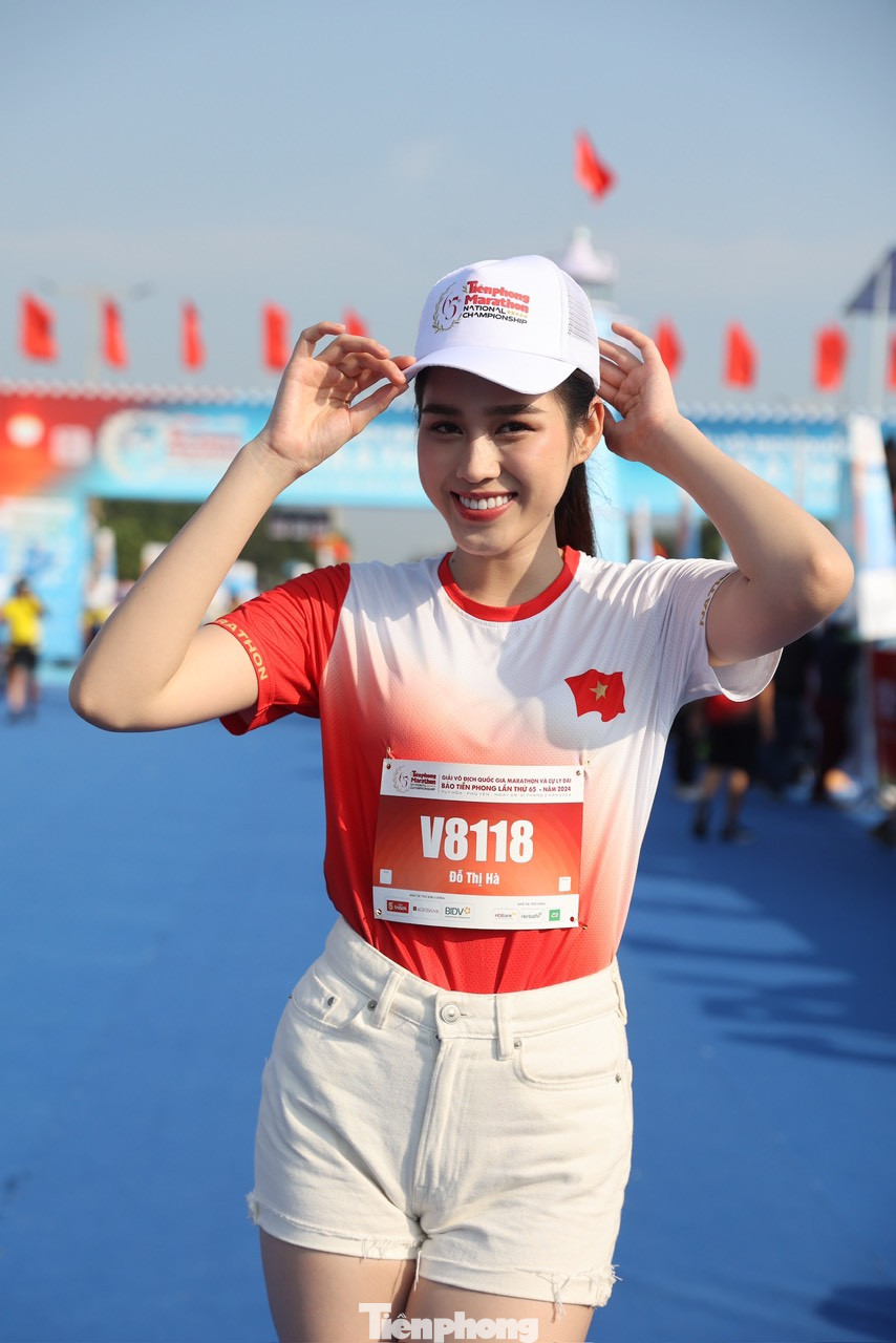 Hoa hậu Việt Nam 2020 Đỗ Thị Hà rạng rỡ ở Tiền Phong Marathon 2024. Đỗ Thị Hà luôn nổi bật với nhan sắc và đôi chân thẳng tắp. Cô hào hứng tiếp tục đồng hành với Tiền Phong Marathon, bởi mỗi năm tổ chức lại có dịp khám phá thêm vùng đất và con người trên dải đất hình chữ S.