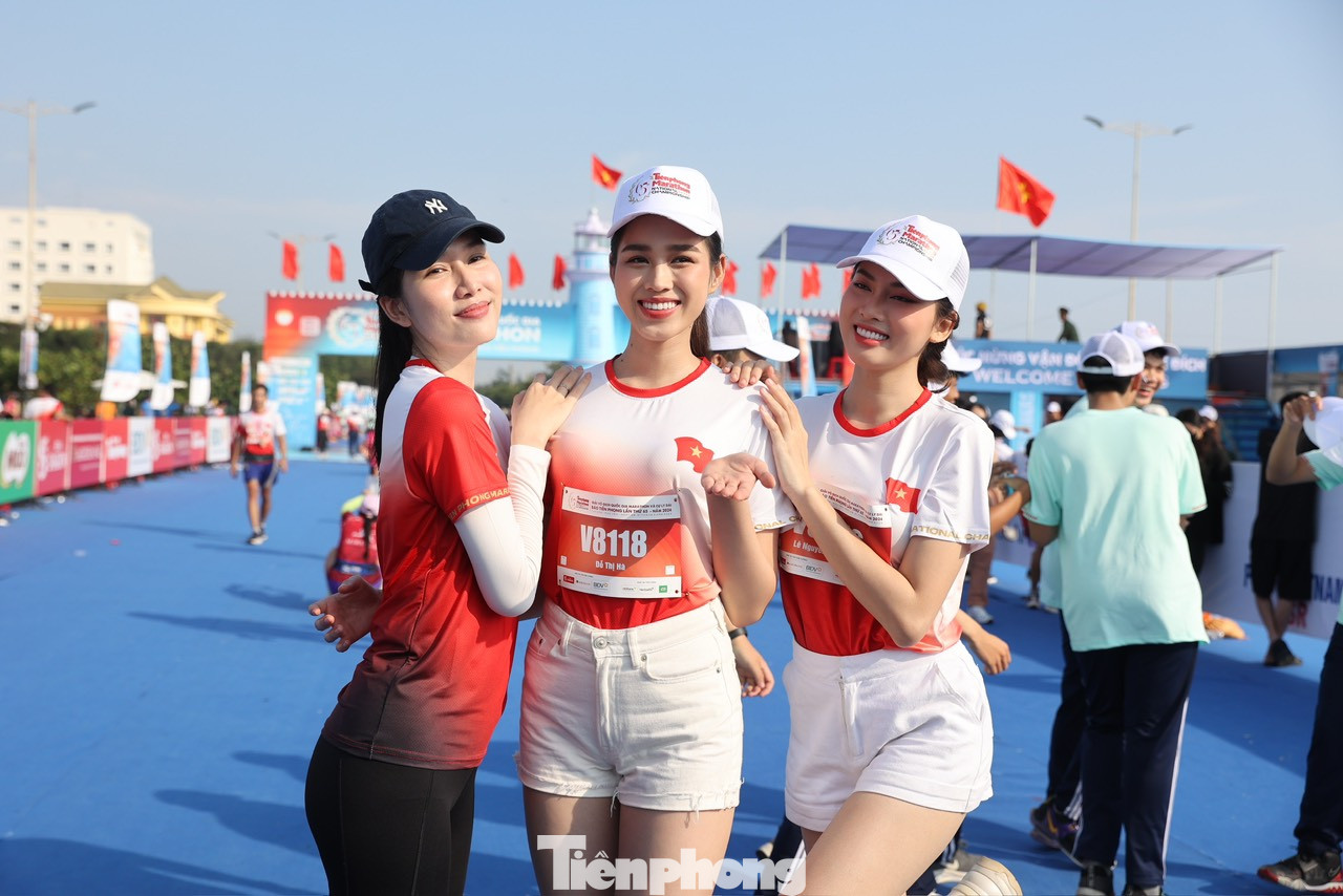 Top 3 Hoa hậu Việt Nam 2020: Hoa hậu Đỗ Thị Hà, Á hậu 1 Phạm Ngọc Phương Anh, Á hậu 2 Nguyễn Lê Ngọc Thảo hội ngộ giữa thành phố Tuy Hòa (Phú Yên) trong sự kiện quy mô, thu hút gần 12 nghìn runner và hàng nghìn du khách về miền hoa vàng cỏ xanh. Á hậu Phương Anh chinh phục cự ly 10km hệ phong trào.