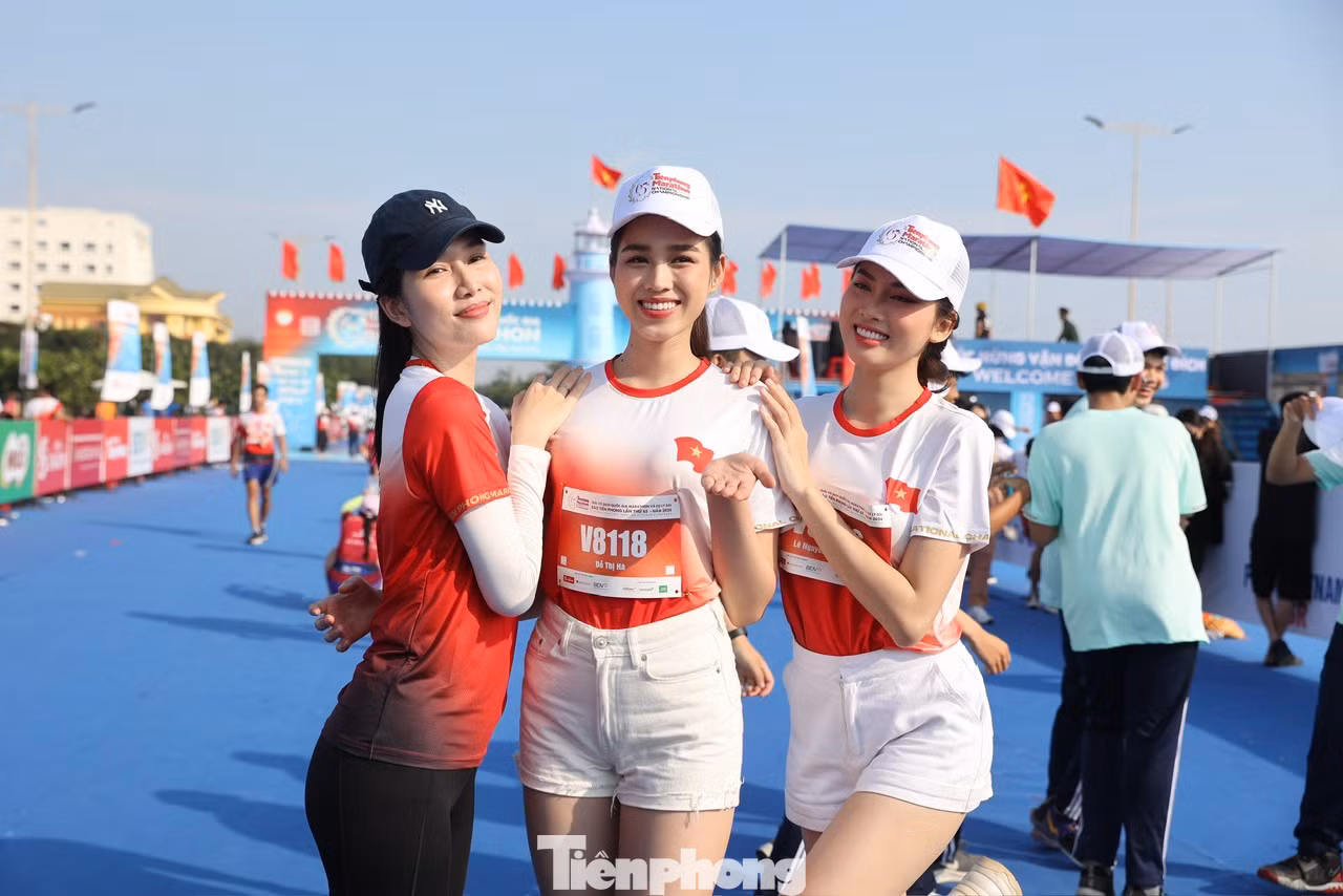 Top 3 Hoa hậu Việt Nam 2020: Hoa hậu Đỗ Thị Hà, Á hậu 1 Phạm Ngọc Phương Anh, Á hậu 2 Nguyễn Lê Ngọc Thảo hội ngộ giữa thành phố Tuy Hòa (Phú Yên) trong sự kiện quy mô, thu hút gần 12 nghìn runner và hàng nghìn du khách về miền hoa vàng cỏ xanh. Á hậu Phương Anh chinh phục cự ly 10km hệ phong trào.