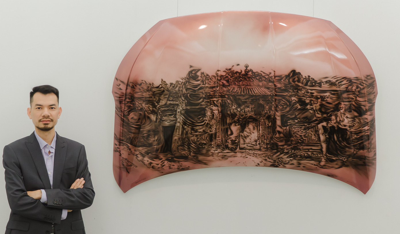 Giải thưởng cao nhất đã thuộc về nghệ sĩ Trịnh Minh Tiến với tác phẩm Thủy phủ, mức thưởng cao nhất trị giá 500 triệu đồng. Thủy phủ (trái) là hình ảnh của Nhà thờ lớn Hà Nội trong mưa in bóng trên kính ôtô, được người nghệ sĩ tái hiện trên nắp capô. Anh có hơn chục năm theo đuổi phong cách vẽ bằng súng phun sơn trên vỏ xe ô tô. “Cuộc thi đã mang lại giá trị không chỉ từ góc độ cộng đồng mà còn nuôi dưỡng các tài năng nghệ thuật tiềm năng, tạo động lực giúp nghệ sĩ phát triển nghề nghiệp và tỏa sáng”, nghệ sĩ Trịnh Minh Tiến chia sẻ