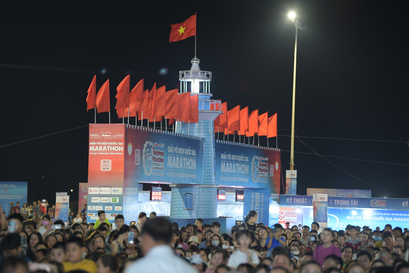 Hàng nghìn người dân, du khách đổ về Quảng trường 1/4 dự lễ khai mạc. Chương trình nghệ thuật được đầu tư công phu với sự góp mặt của đông đảo nghệ sĩ, hoa hậu, á hậu và người đẹp.