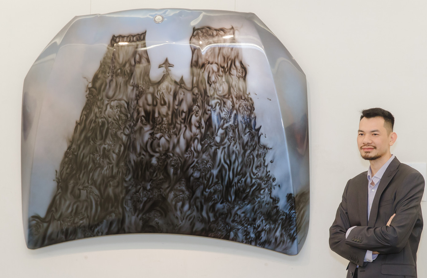 Giải thưởng cao nhất đã thuộc về nghệ sĩ Trịnh Minh Tiến với tác phẩm Thủy phủ, mức thưởng cao nhất trị giá 500 triệu đồng. Thủy phủ (trái) là hình ảnh của Nhà thờ lớn Hà Nội trong mưa in bóng trên kính ôtô, được người nghệ sĩ tái hiện trên nắp capô. Anh có hơn chục năm theo đuổi phong cách vẽ bằng súng phun sơn trên vỏ xe ô tô. “Cuộc thi đã mang lại giá trị không chỉ từ góc độ cộng đồng mà còn nuôi dưỡng các tài năng nghệ thuật tiềm năng, tạo động lực giúp nghệ sĩ phát triển nghề nghiệp và tỏa sáng”, nghệ sĩ Trịnh Minh Tiến chia sẻ