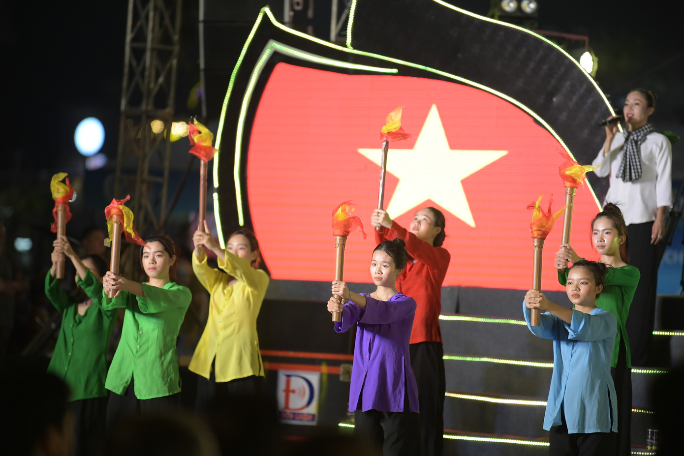 Chương trình nghệ thuật gồm ba chương: Giai điệu tự hào, Phú Yên điểm hẹn và Nồng nàn Phú Yên được đầu tư chỉn chu, quy mô nhằm khắc họa vùng đất và con người Phú Yên. Ở phần đầu, khán giả được sống lại cùng những trang sử hào hùng của đất nước, của Phú Yên nói riêng thông qua khúc tráng ca với những sáng tác, như: Đồng khởi Hòa Thịnh, Dậy mà đi, Quân tiên phong, Mùa xuân, Hát về anh, Khát vọng hùng cường…