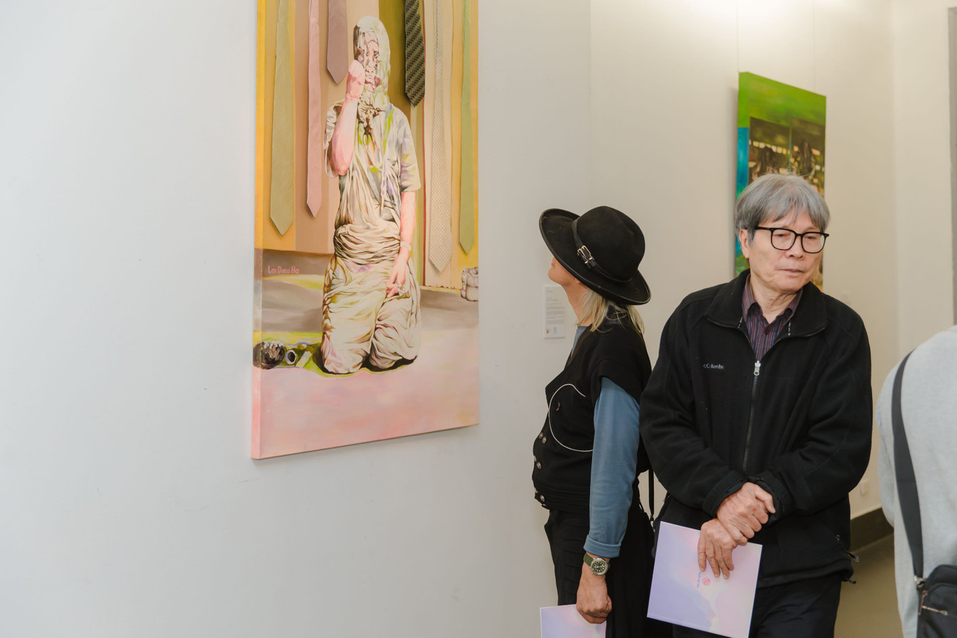 Công chúng chiêm ngưỡng 8 bức tranh thắng giải cùng các tác phẩm đặc sắc khác của cuộc thi. Các tác phẩm được lựa chọn đa dạng về hình thức thể hiện như phun sơn xịt trên nắp capo, sơn dầu trên canvas, cà vạt, sáp dầu, đục lỗ… truyền tải nhiều thông điệp sâu sắc về con người, văn hóa và xã hội đương đại.