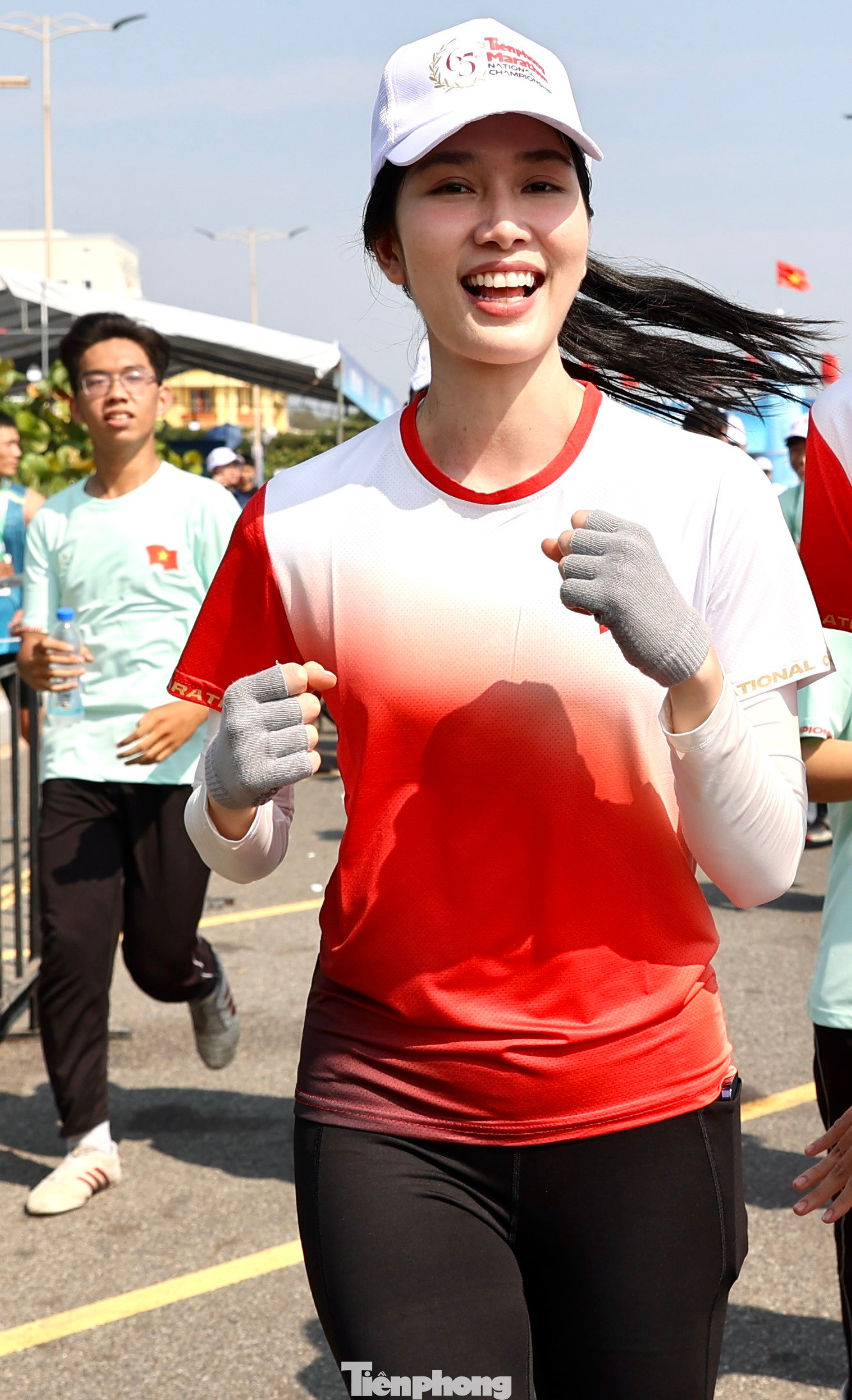 “Sau chuyến chinh phục 21km ở vùng cao Tây Bắc, tôi muốn nối dài tinh thần ở Tiền Phong Marathon 2024. Tôi và ông xã lựa chọn cự ly 10km hệ phong trào một phần vì e ngại thời tiết nắng nóng”, Á hậu Phương Anh cười tươi chia sẻ khi cùng ông xã cán đích. Á hậu Phương Anh cũng tiếc vì lỡ kỳ Tiền Phong Marathon 2023 ở Lai Châu, bởi cô mong được chạy trên cung đường tuyệt đẹp ở nẻo biên cương.