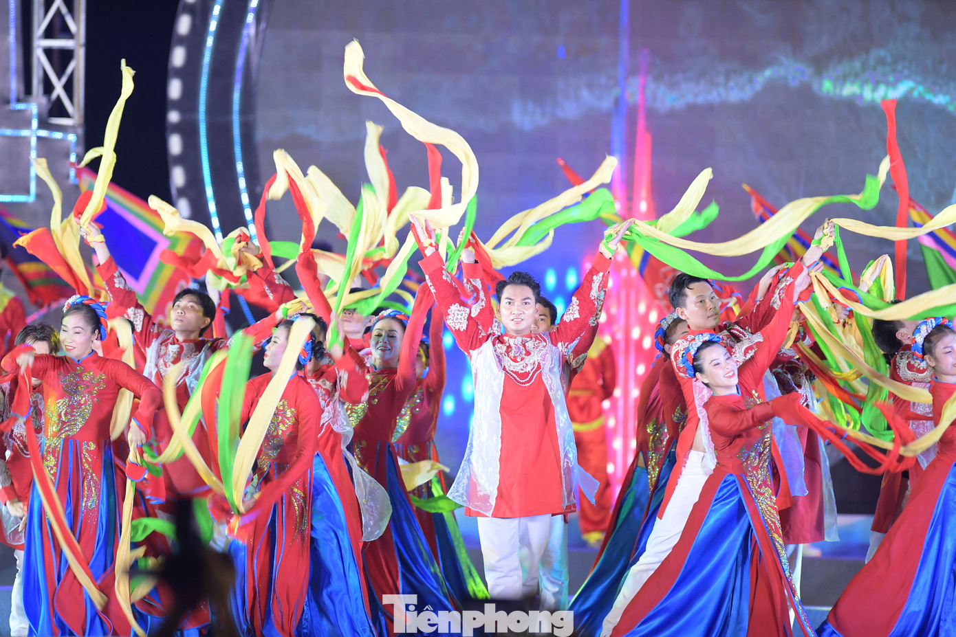 Màn khai mạc Hát múa mừng ngày hội quê hương của tập thể nghệ sĩ Nhà hát Ca múa nhạc dân gian Sao Biển mở đầu chương trình nghệ thuật được đầu tư công phu, huy động nghệ sĩ tiêu biểu của đất Phú Yên, một số nghệ sĩ khách mời từ phương Nam, ca sĩ Tùng Dương từ Thủ đô.