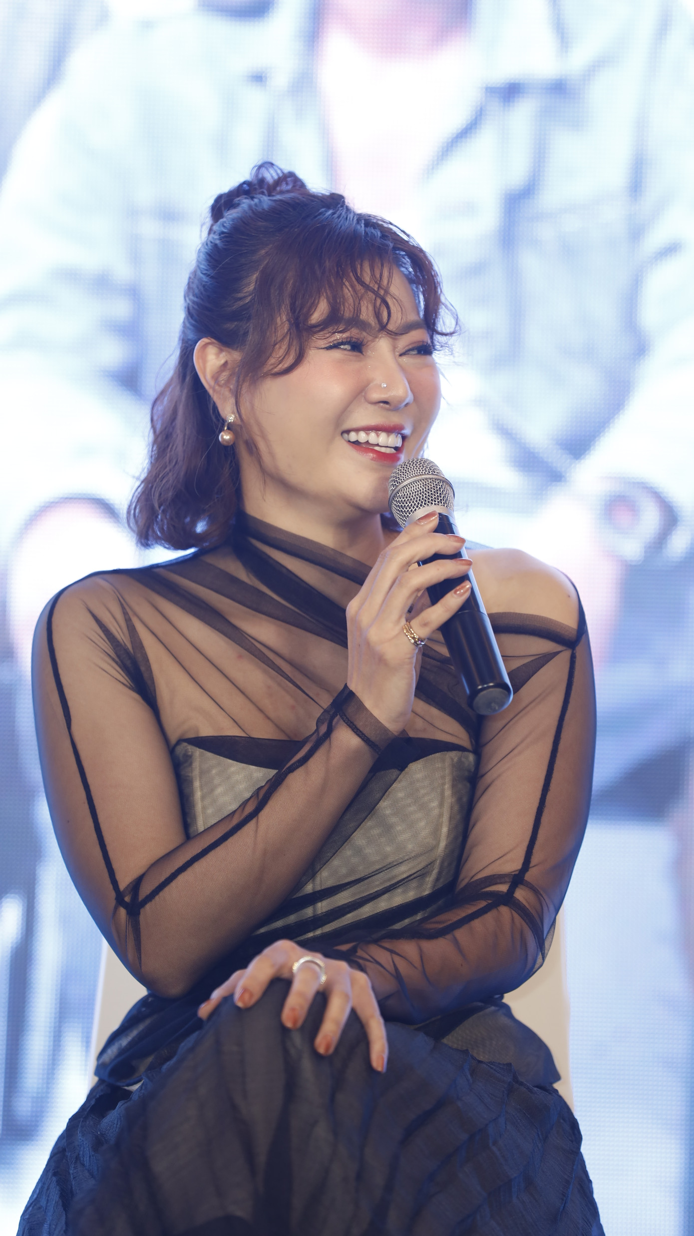 Thanh Hương xuất hiện rạng rỡ trong họp báo ra mắt phim Người một nhà. Thanh Hương xuất hiện rạng rỡ trong họp báo ra mắt phim Người một nhà.