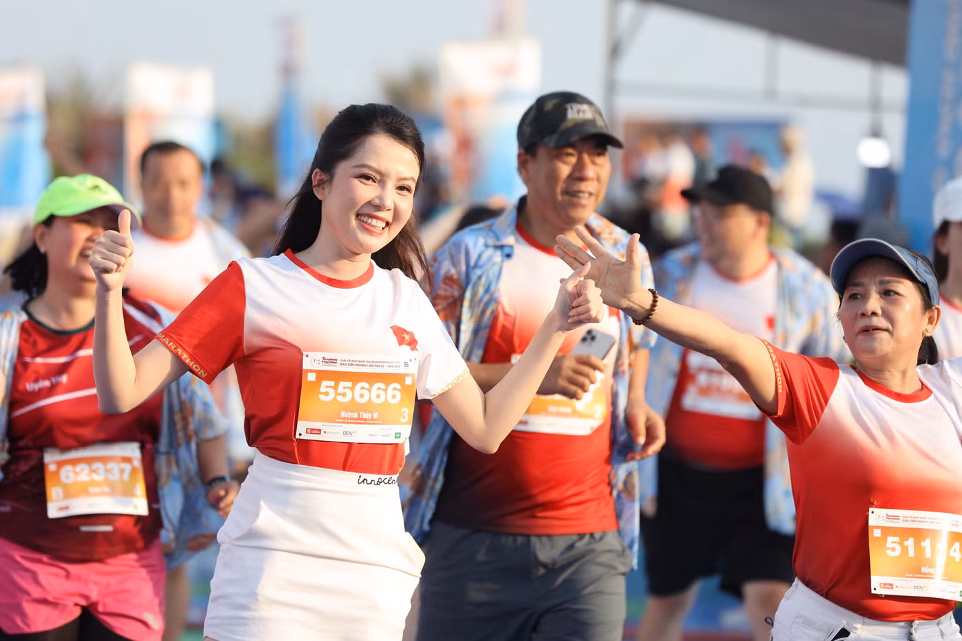 Hoa khôi Huỳnh Thúy Vi dậy từ tờ mờ sáng, có mặt trong hàng nghìn runner cự ly 5km hệ phong trào. Về đích ngon ơ, Vi khoe không hề mệt dù suốt mấy ngày nay phơi nắng cùng BTC xuất hiện ở nhiều sự kiện an sinh xã hội ý nghĩa của báo Tiền Phong và tỉnh Phú Yên tổ chức.