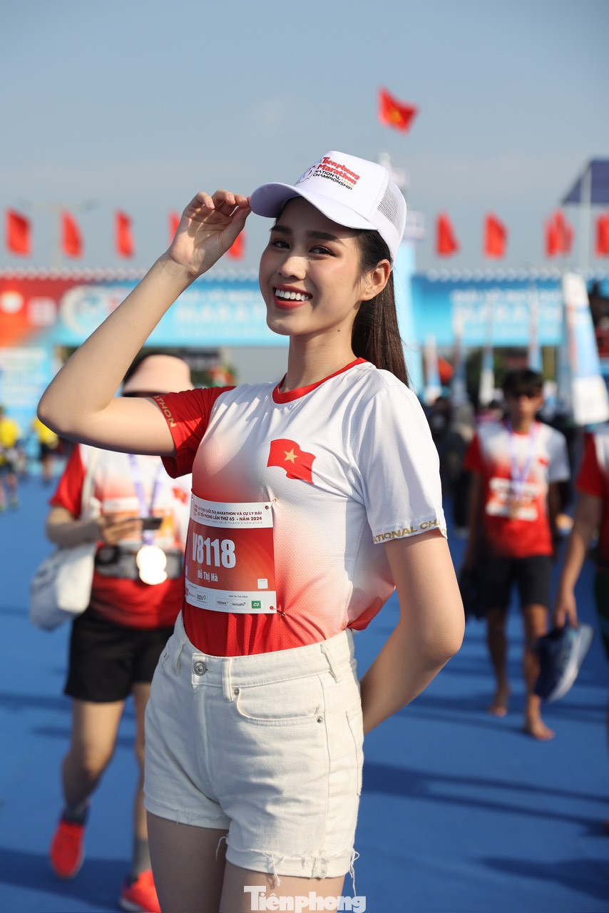 Hoa hậu Việt Nam 2020 Đỗ Thị Hà rạng rỡ ở Tiền Phong Marathon 2024. Đỗ Thị Hà luôn nổi bật với nhan sắc và đôi chân thẳng tắp. Cô hào hứng tiếp tục đồng hành với Tiền Phong Marathon, bởi mỗi năm tổ chức lại có dịp khám phá thêm vùng đất và con người trên dải đất hình chữ S.