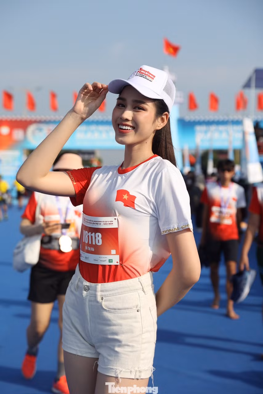 Hoa hậu Việt Nam 2020 Đỗ Thị Hà rạng rỡ ở Tiền Phong Marathon 2024. Đỗ Thị Hà luôn nổi bật với nhan sắc và đôi chân thẳng tắp. Cô hào hứng tiếp tục đồng hành với Tiền Phong Marathon, bởi mỗi năm tổ chức lại có dịp khám phá thêm vùng đất và con người trên dải đất hình chữ S.