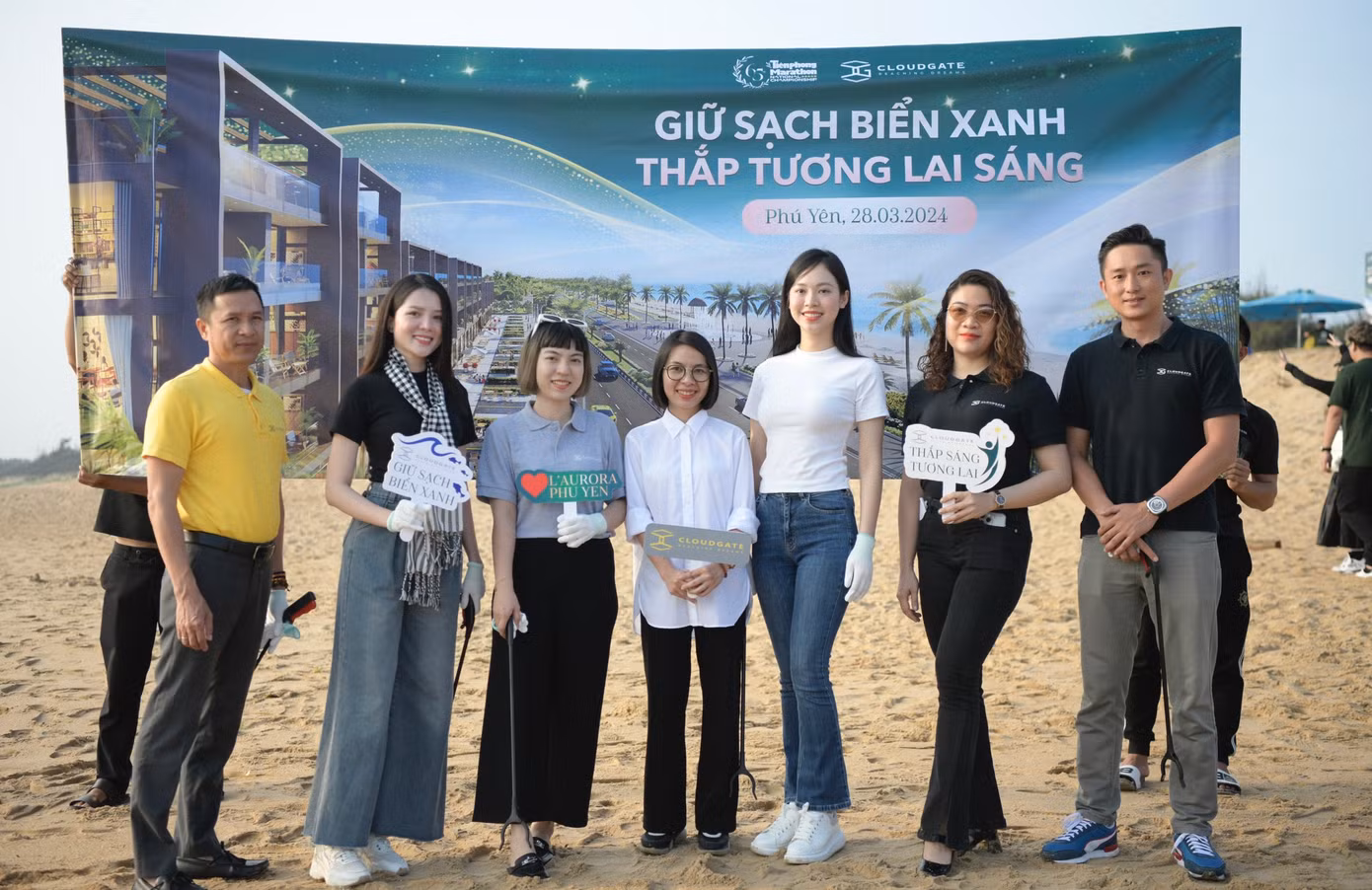Trong sáng 28/3, Á hậu Trịnh Thùy Linh và Hoa khôi Huỳnh Thúy Vi tham gia đoàn đại biểu dự chương trình "Giữ sạch biển xanh, thắp tương lai sáng" - một sự kiện được tổ chức trong khuôn khổ Giải Vô địch Quốc gia Marathon và cự ly dài báo Tiền Phong lần thứ 65 - năm 2024. Trong sáng 28/3, Á hậu Trịnh Thùy Linh và Hoa khôi Huỳnh Thúy Vi tham gia đoàn đại biểu dự chương trình "Giữ sạch biển xanh, thắp tương lai sáng" - một sự kiện được tổ chức trong khuôn khổ Giải Vô địch Quốc gia Marathon và cự ly dài báo Tiền Phong lần thứ 65 - năm 2024.