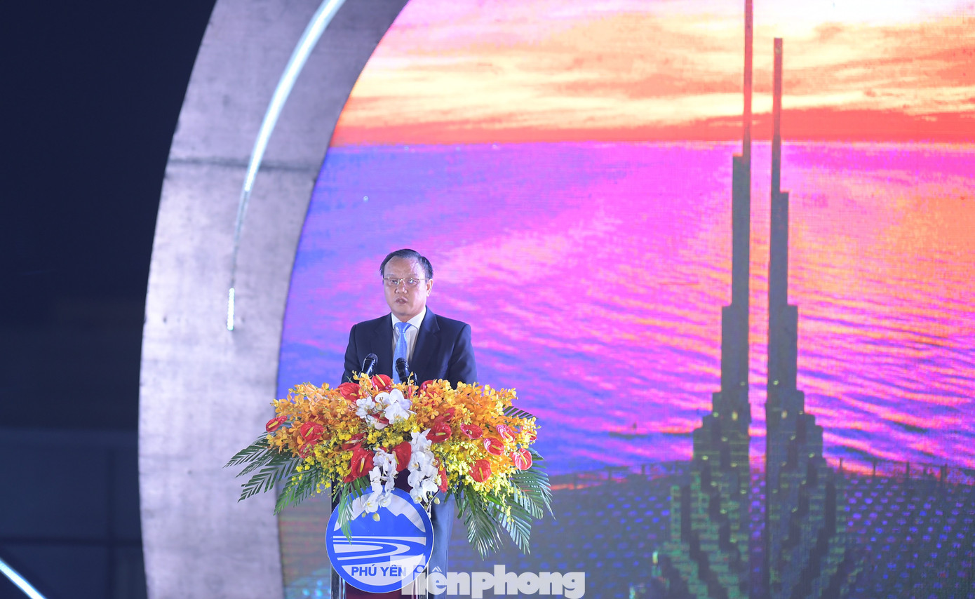 Phát biểu khai mạc, ông Đào Mỹ - Phó Chủ tịch UBND tỉnh Phú Yên nhấn mạnh, nguồn tài nguyên du lịch đa dạng và phong phú, nổi trội là tài nguyên du lịch biển đảo, di sản văn hóa đặc sắc của tỉnh Phú Yên. Những năm gần đây, du lịch của Phú Yên đã khởi sắc, đạt được những thành tựu nhất định, bước đầu có những đóng góp tích cực đối với kinh tế - xã hội của tỉnh. “Với tiềm năng và những giá trị độc đáo, Phú Yên đang định hướng phát triển du lịch trở thành ngành kinh tế mũi nhọn vào năm 2030, là điểm đến xanh, sạch, an toàn, hấp dẫn và thân thiện đối với du khách”, Phó Chủ tịch UBND tỉnh Đào Mỹ nêu rõ.