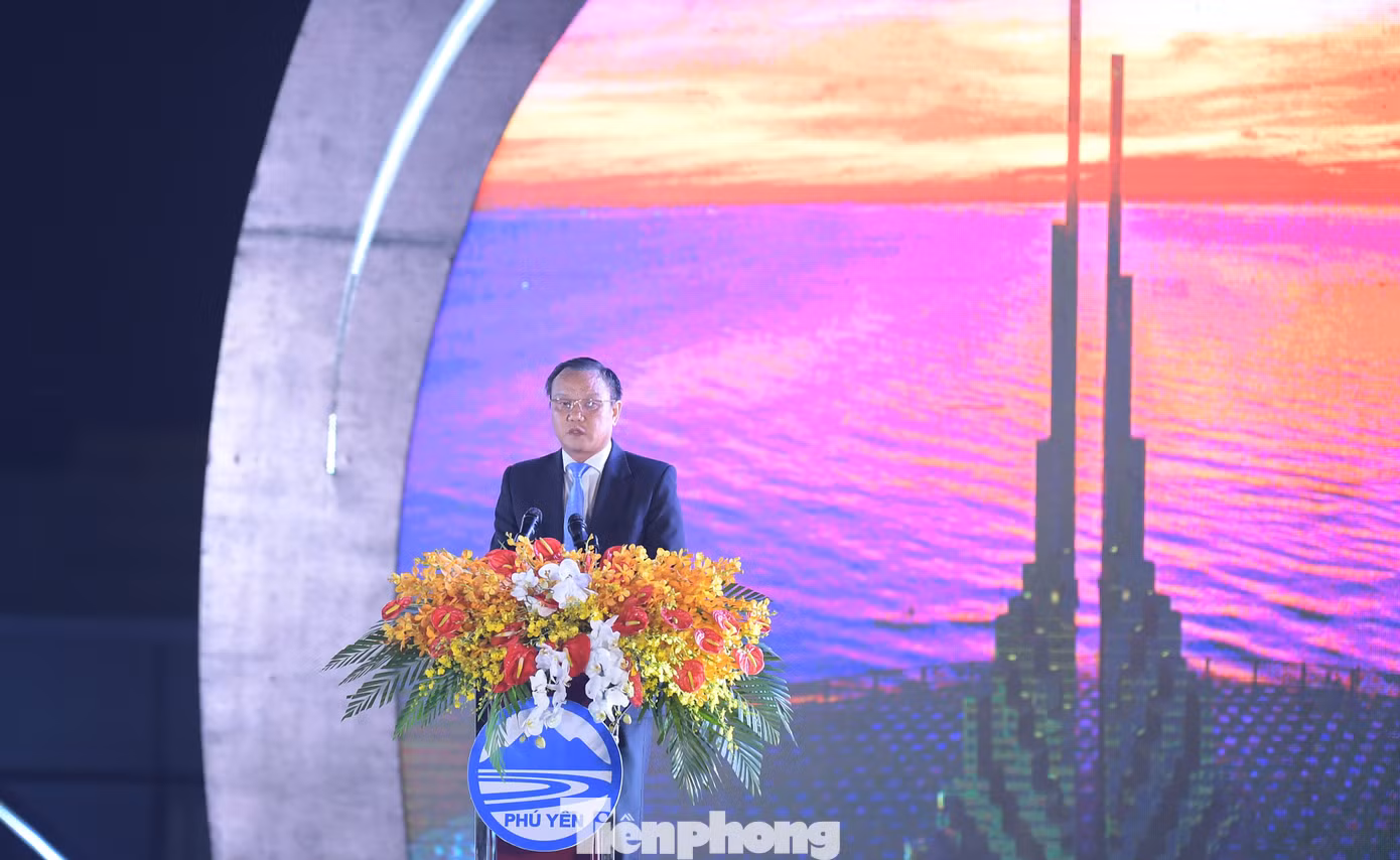 Phát biểu khai mạc, ông Đào Mỹ - Phó Chủ tịch UBND tỉnh Phú Yên nhấn mạnh, nguồn tài nguyên du lịch đa dạng và phong phú, nổi trội là tài nguyên du lịch biển đảo, di sản văn hóa đặc sắc của tỉnh Phú Yên. Những năm gần đây, du lịch của Phú Yên đã khởi sắc, đạt được những thành tựu nhất định, bước đầu có những đóng góp tích cực đối với kinh tế - xã hội của tỉnh. “Với tiềm năng và những giá trị độc đáo, Phú Yên đang định hướng phát triển du lịch trở thành ngành kinh tế mũi nhọn vào năm 2030, là điểm đến xanh, sạch, an toàn, hấp dẫn và thân thiện đối với du khách”, Phó Chủ tịch UBND tỉnh Đào Mỹ nêu rõ.