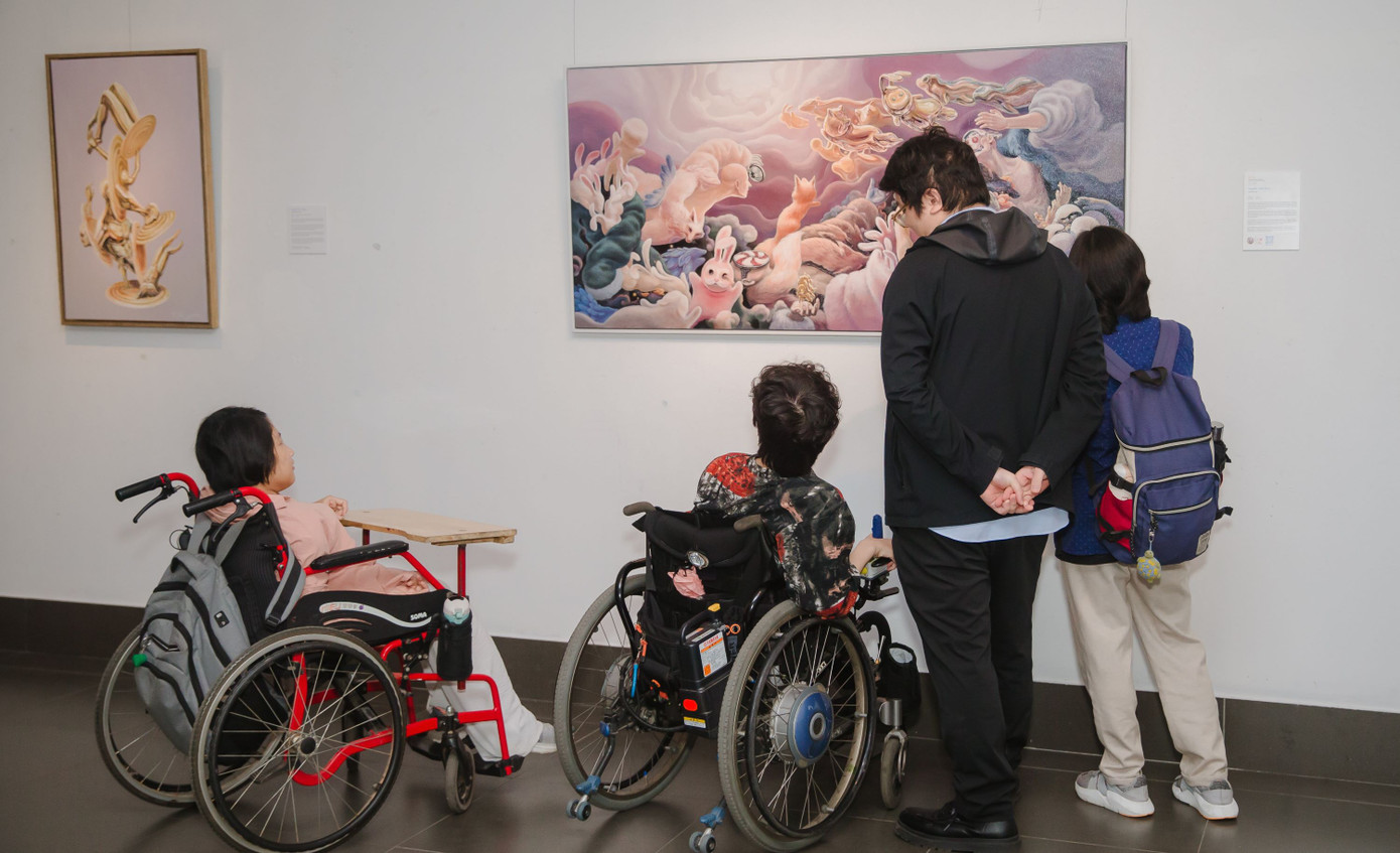 Công chúng chiêm ngưỡng 8 bức tranh thắng giải cùng các tác phẩm đặc sắc khác của cuộc thi. Các tác phẩm được lựa chọn đa dạng về hình thức thể hiện như phun sơn xịt trên nắp capo, sơn dầu trên canvas, cà vạt, sáp dầu, đục lỗ… truyền tải nhiều thông điệp sâu sắc về con người, văn hóa và xã hội đương đại.