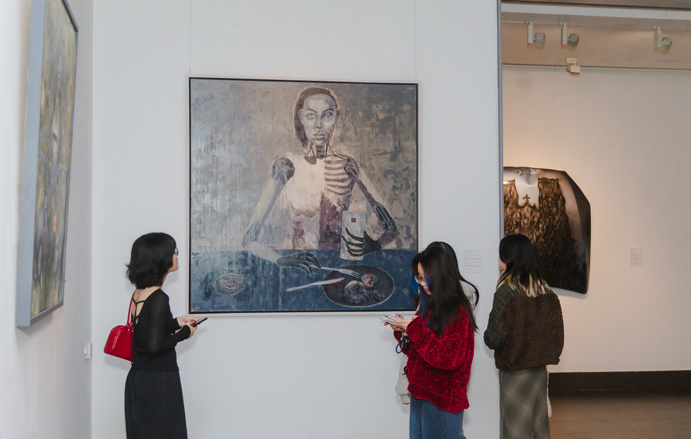 Công chúng chiêm ngưỡng 8 bức tranh thắng giải cùng các tác phẩm đặc sắc khác của cuộc thi. Các tác phẩm được lựa chọn đa dạng về hình thức thể hiện như phun sơn xịt trên nắp capo, sơn dầu trên canvas, cà vạt, sáp dầu, đục lỗ… truyền tải nhiều thông điệp sâu sắc về con người, văn hóa và xã hội đương đại.