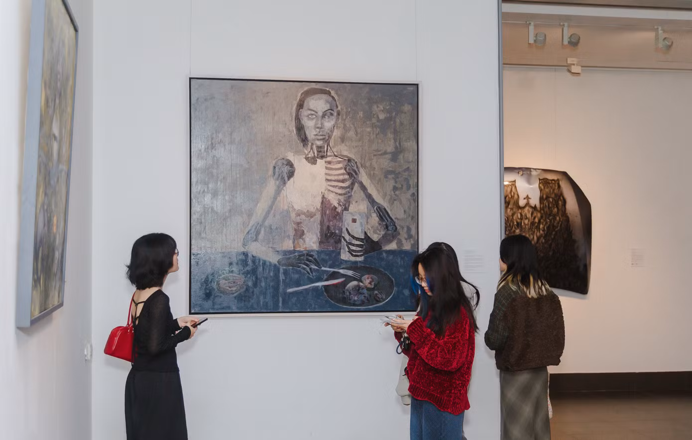 Công chúng chiêm ngưỡng 8 bức tranh thắng giải cùng các tác phẩm đặc sắc khác của cuộc thi. Các tác phẩm được lựa chọn đa dạng về hình thức thể hiện như phun sơn xịt trên nắp capo, sơn dầu trên canvas, cà vạt, sáp dầu, đục lỗ… truyền tải nhiều thông điệp sâu sắc về con người, văn hóa và xã hội đương đại.