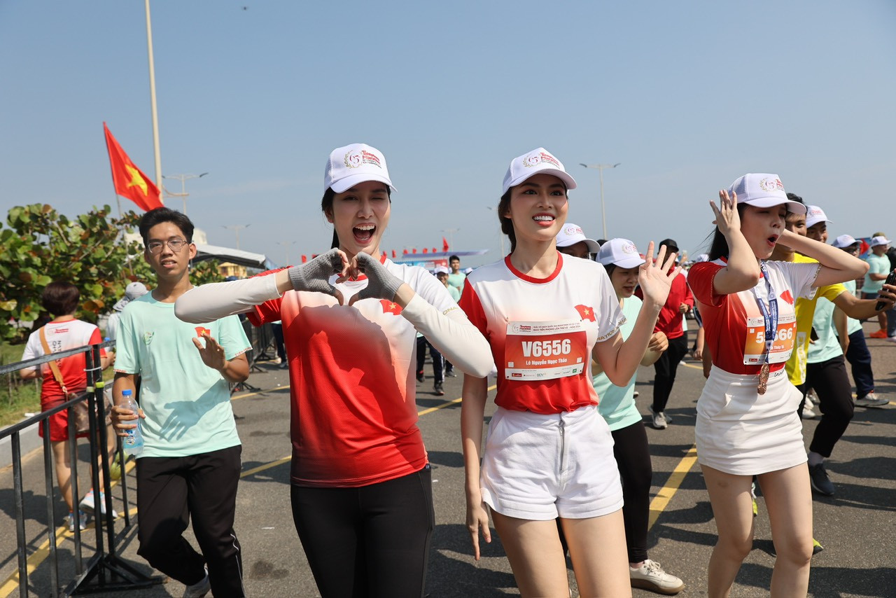 Á hậu Phương Anh và Ngọc Thảo, Hoa khôi Huỳnh Thúy Vi phấn khích cổ động đoàn chạy đồng hành Tiền Phong Marathon 2024 ngay sau lễ khai mạc.