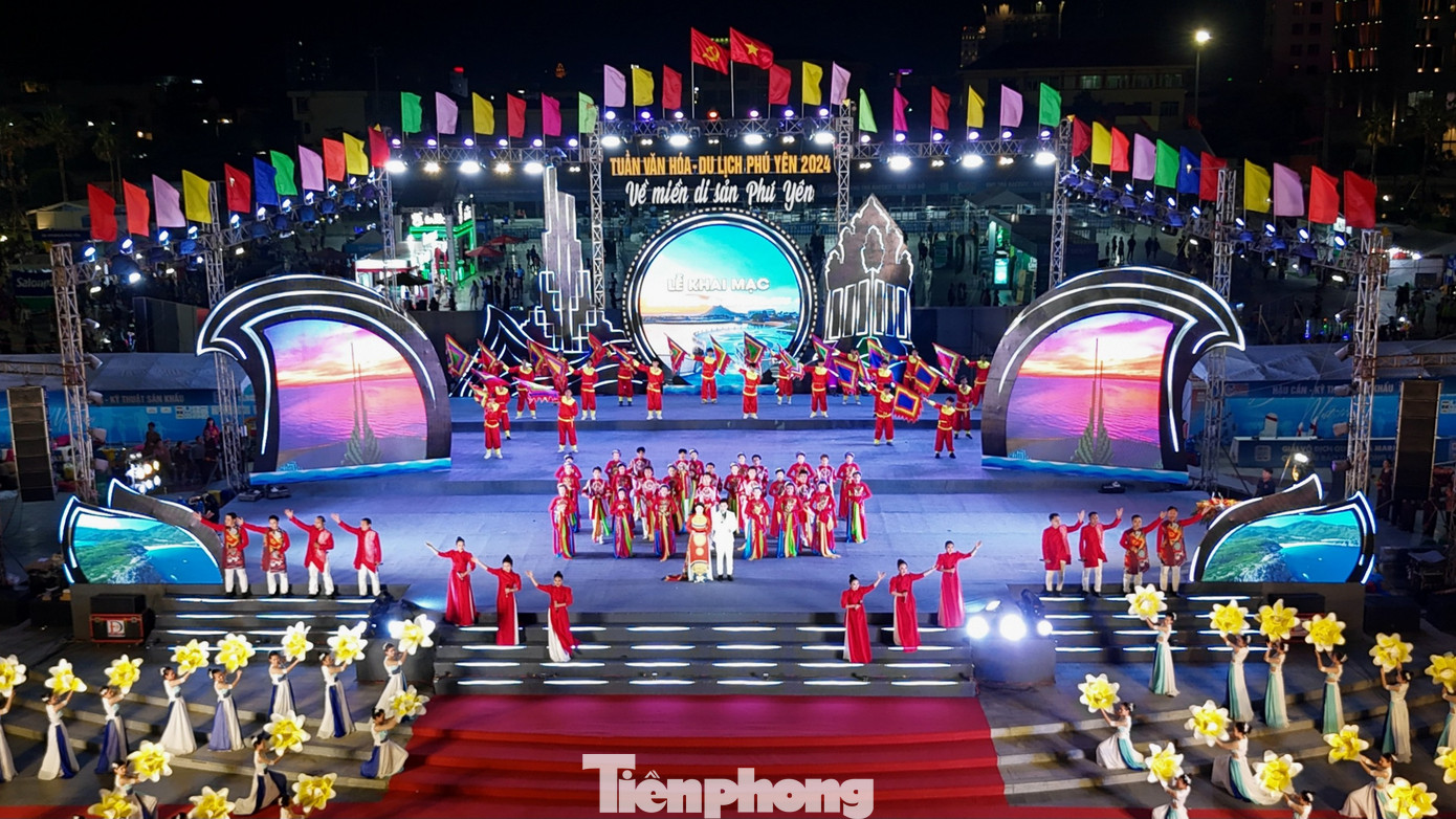 Màn khai mạc Hát múa mừng ngày hội quê hương của tập thể nghệ sĩ Nhà hát Ca múa nhạc dân gian Sao Biển mở đầu chương trình nghệ thuật được đầu tư công phu, huy động nghệ sĩ tiêu biểu của đất Phú Yên, một số nghệ sĩ khách mời từ phương Nam, ca sĩ Tùng Dương từ Thủ đô.