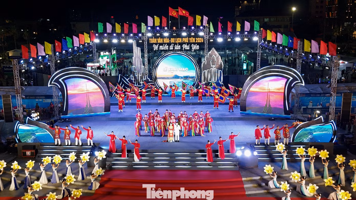 Màn khai mạc Hát múa mừng ngày hội quê hương của tập thể nghệ sĩ Nhà hát Ca múa nhạc dân gian Sao Biển mở đầu chương trình nghệ thuật được đầu tư công phu, huy động nghệ sĩ tiêu biểu của đất Phú Yên, một số nghệ sĩ khách mời từ phương Nam, ca sĩ Tùng Dương từ Thủ đô.