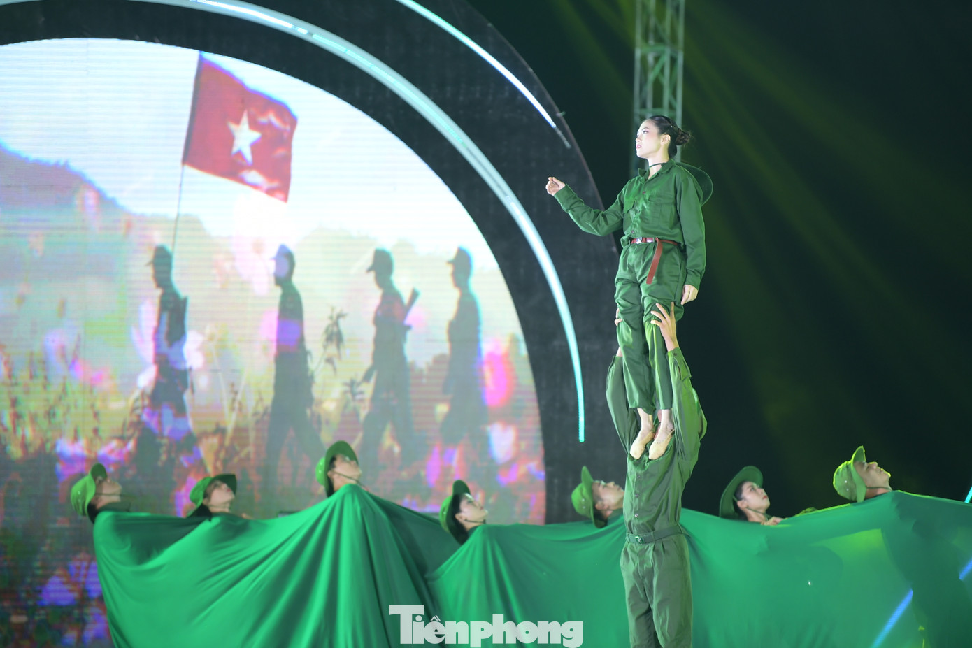 Chương trình nghệ thuật gồm ba chương: Giai điệu tự hào, Phú Yên điểm hẹn và Nồng nàn Phú Yên được đầu tư chỉn chu, quy mô nhằm khắc họa vùng đất và con người Phú Yên. Ở phần đầu, khán giả được sống lại cùng những trang sử hào hùng của đất nước, của Phú Yên nói riêng thông qua khúc tráng ca với những sáng tác, như: Đồng khởi Hòa Thịnh, Dậy mà đi, Quân tiên phong, Mùa xuân, Hát về anh, Khát vọng hùng cường…