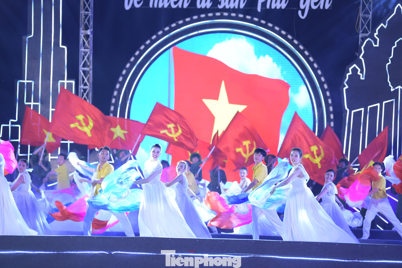 Chương trình nghệ thuật gồm ba chương: Giai điệu tự hào, Phú Yên điểm hẹn và Nồng nàn Phú Yên được đầu tư chỉn chu, quy mô nhằm khắc họa vùng đất và con người Phú Yên. Ở phần đầu, khán giả được sống lại cùng những trang sử hào hùng của đất nước, của Phú Yên nói riêng thông qua khúc tráng ca với những sáng tác, như: Đồng khởi Hòa Thịnh, Dậy mà đi, Quân tiên phong, Mùa xuân, Hát về anh, Khát vọng hùng cường…